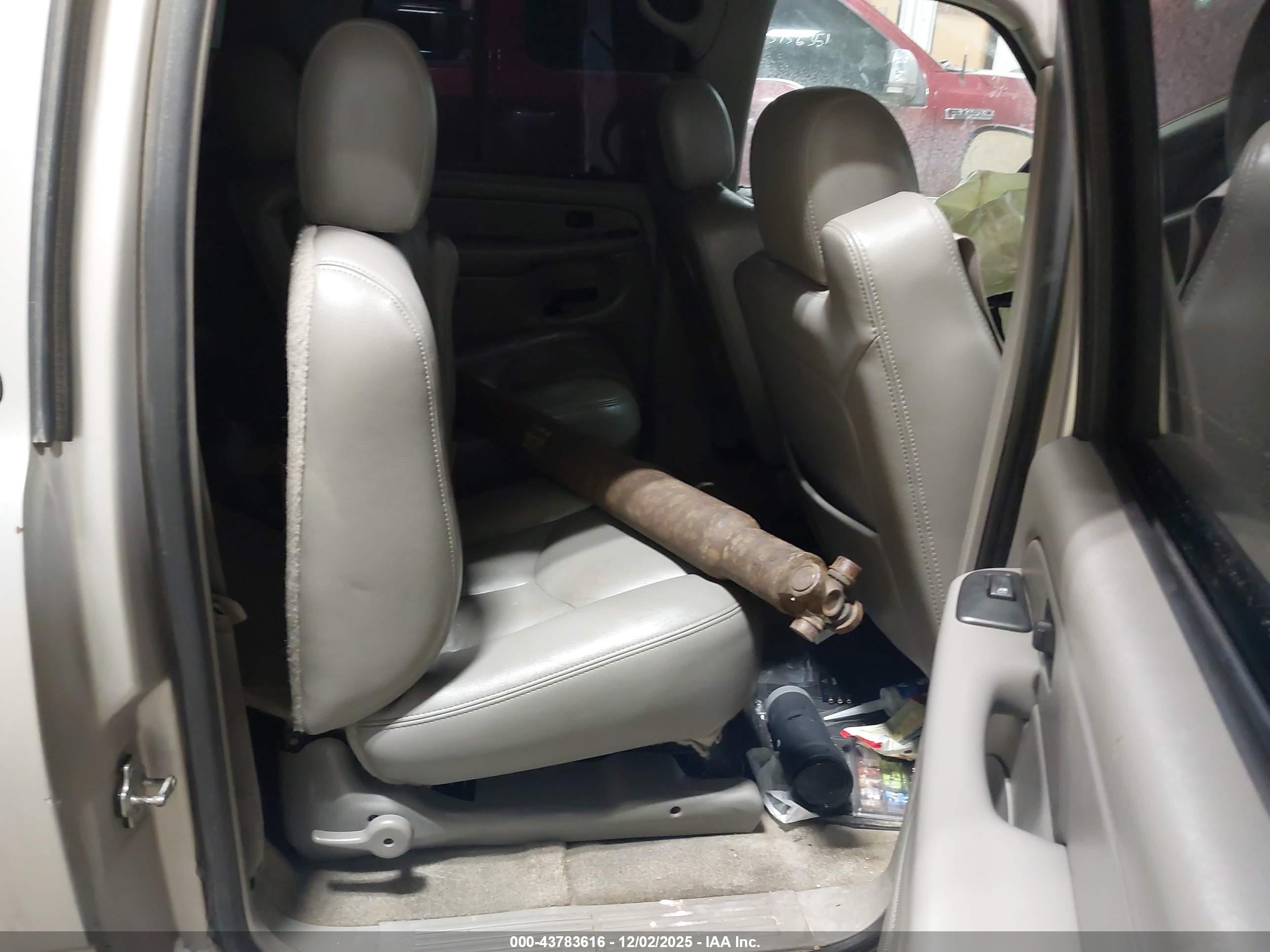 CHEVROLET SUBURBAN image 8
