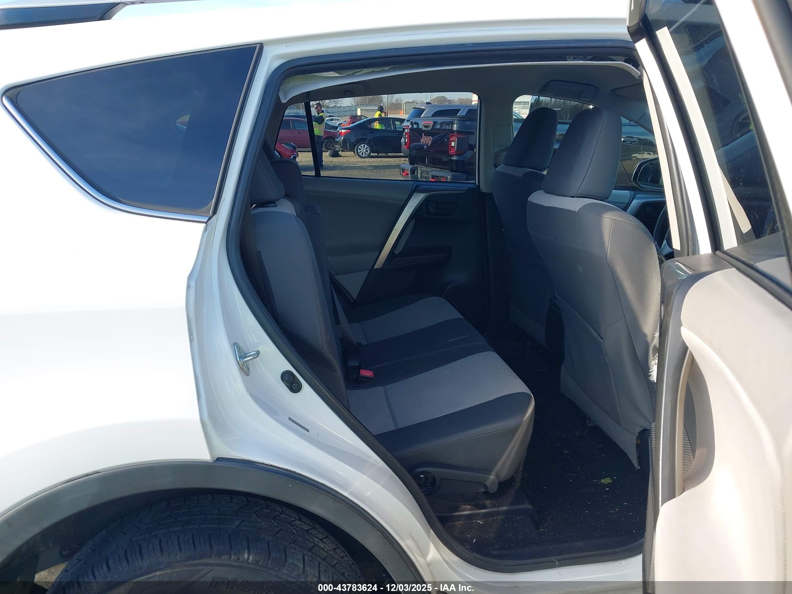 TOYOTA RAV4 image 8