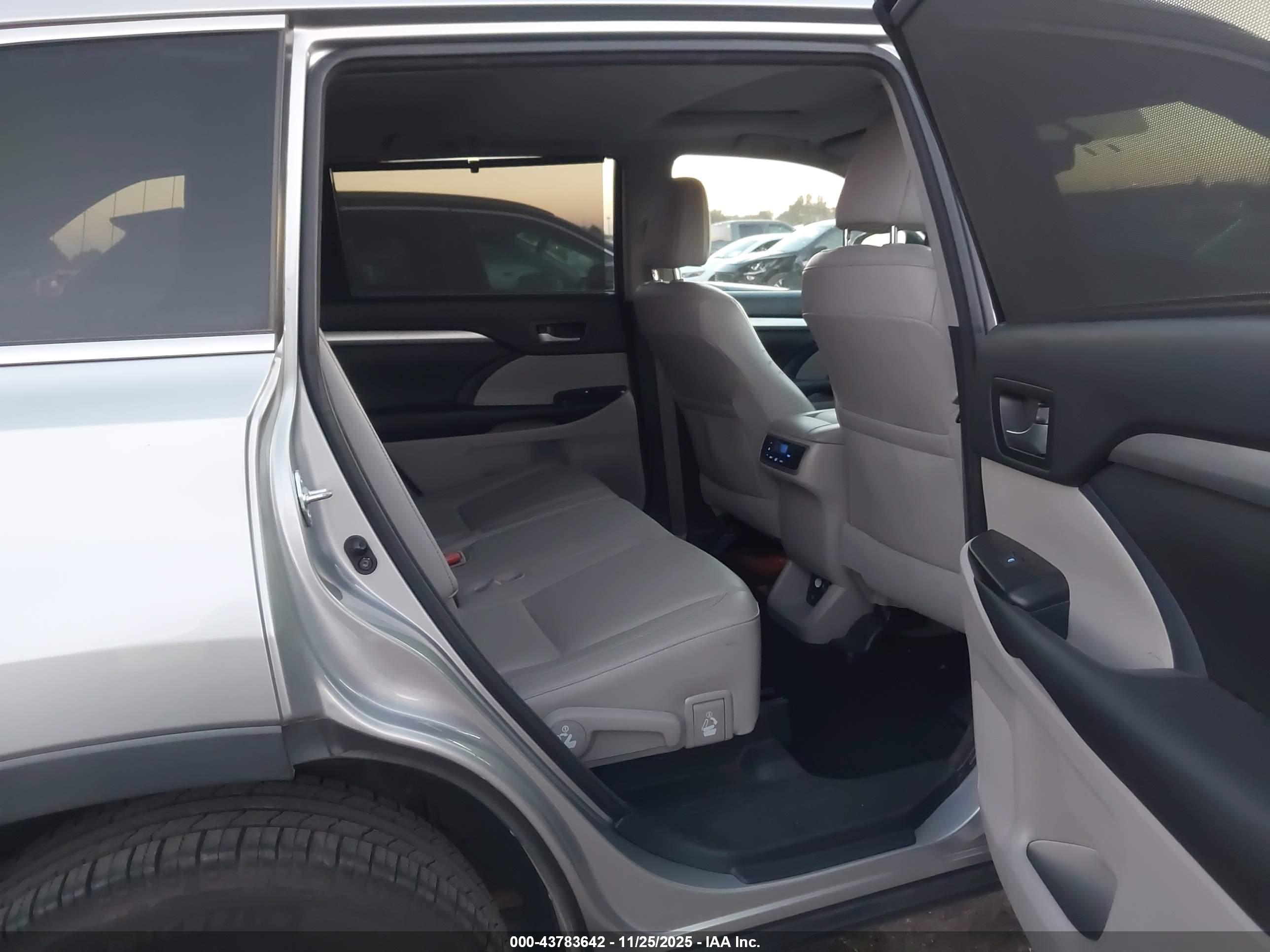 TOYOTA HIGHLANDER image 8