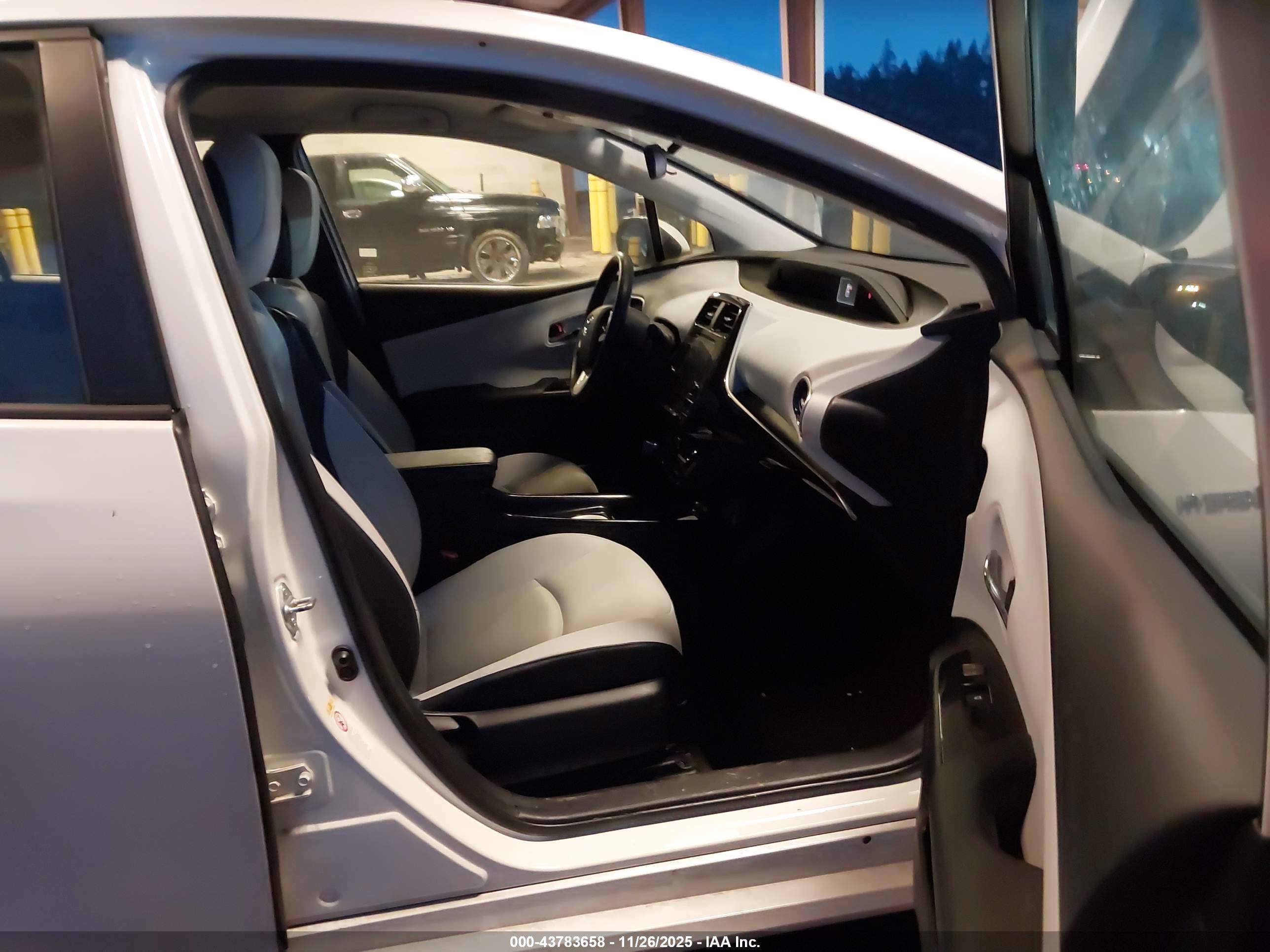 TOYOTA PRIUS image 5