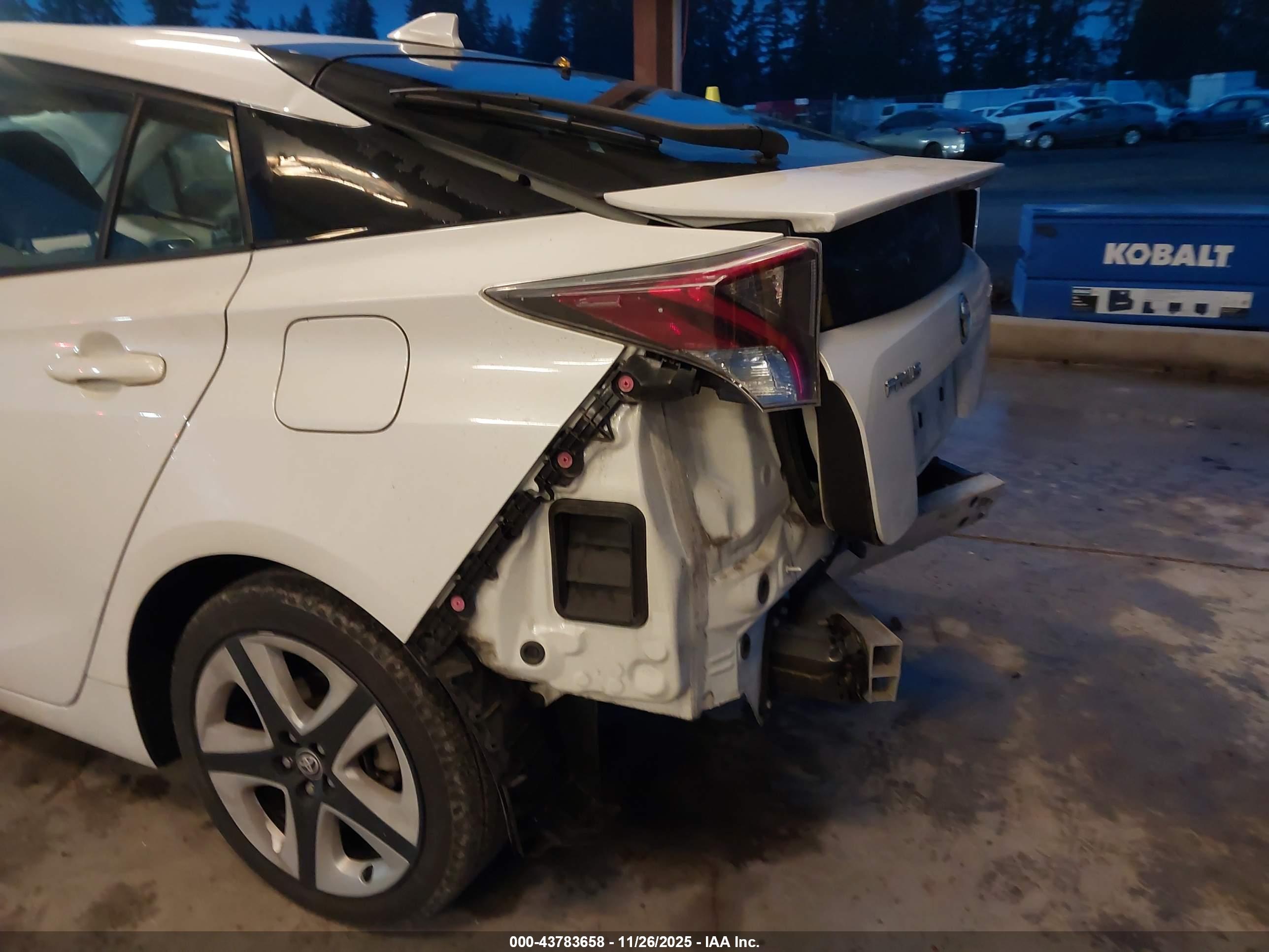 TOYOTA PRIUS image 6