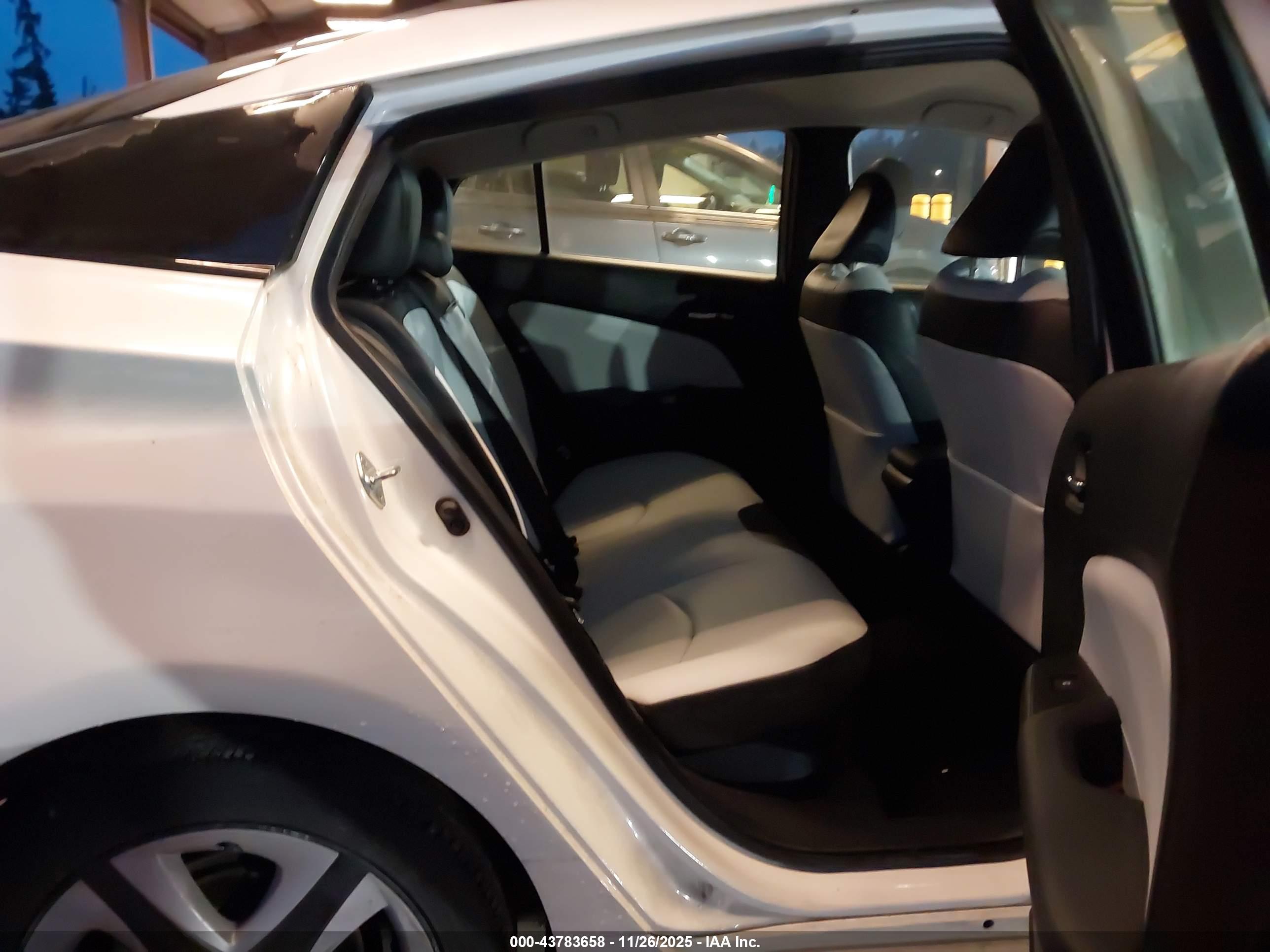 TOYOTA PRIUS image 8