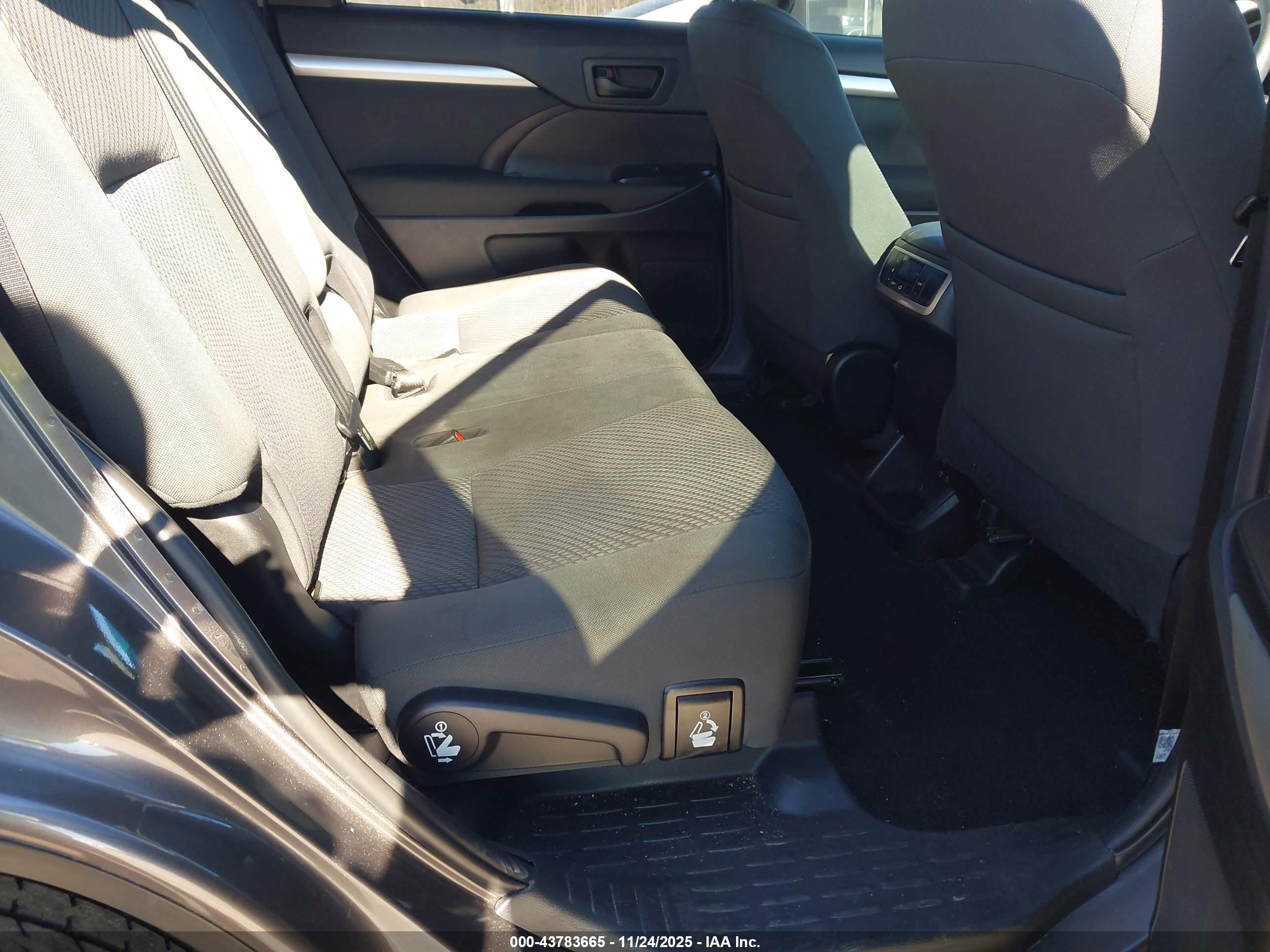 TOYOTA HIGHLANDER image 8