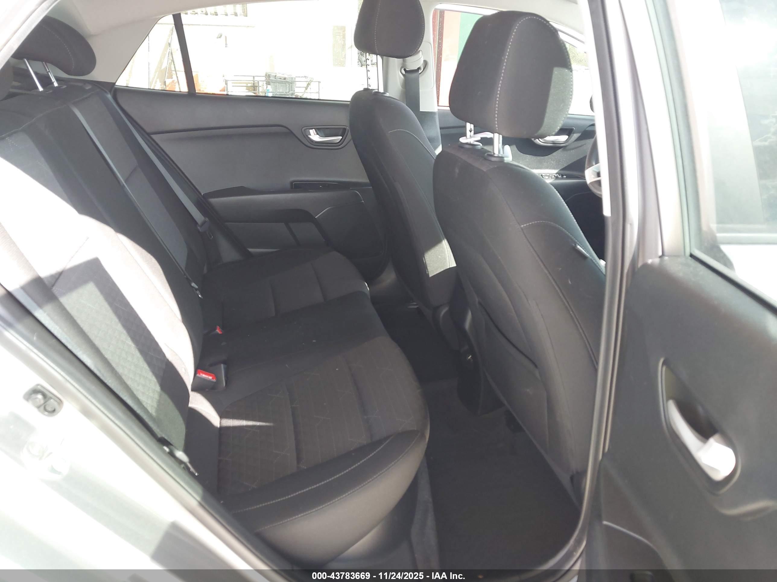 KIA RIO image 8