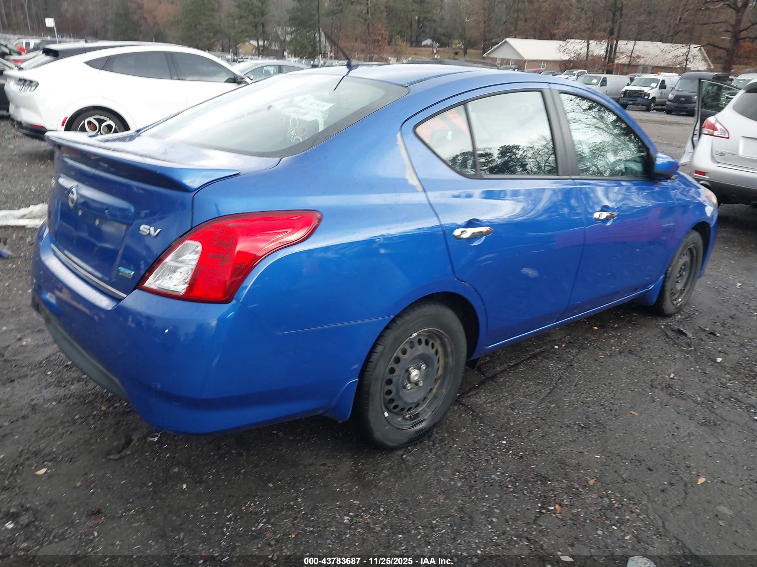 NISSAN VERSA image 4