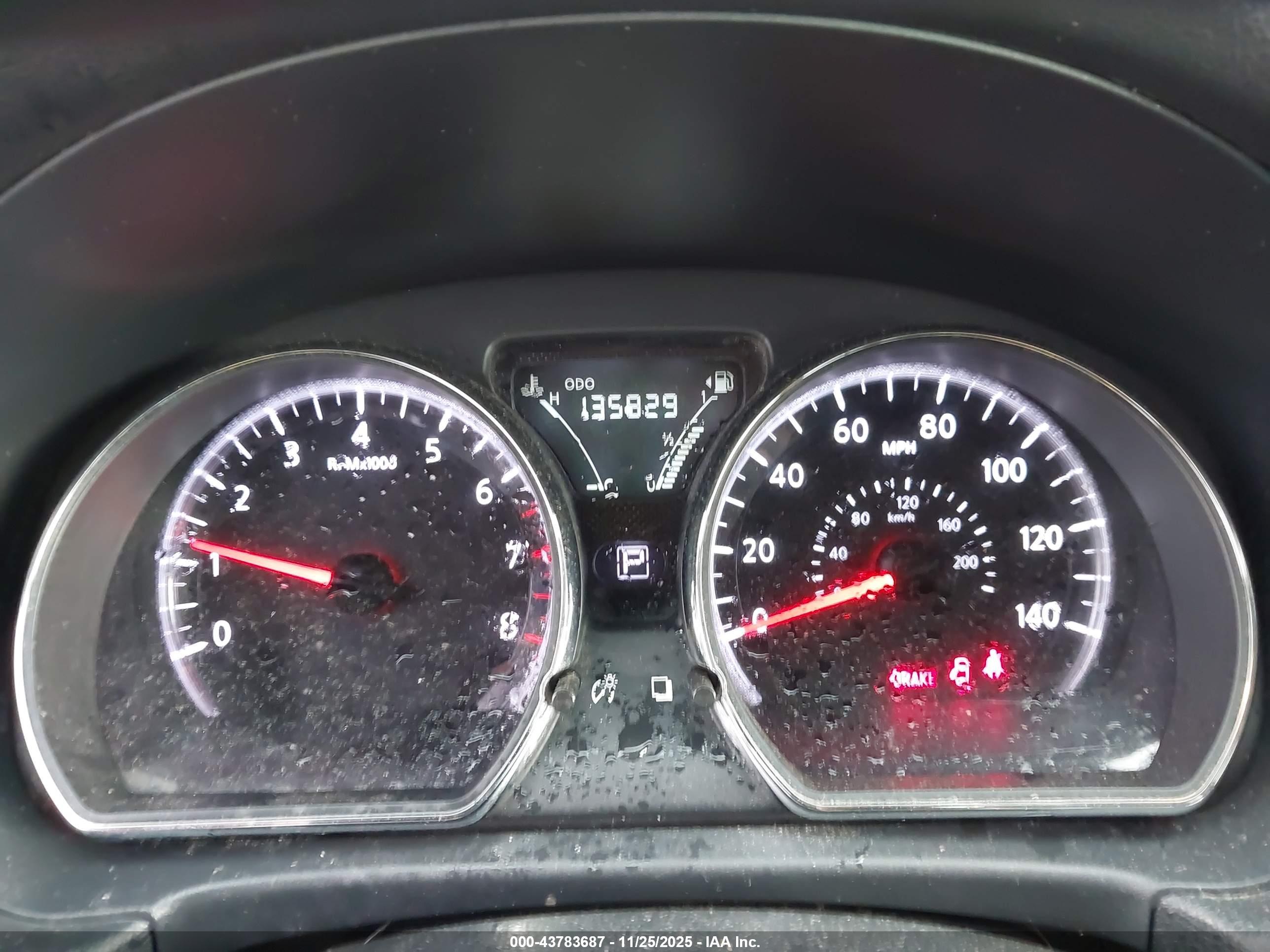 NISSAN VERSA image 7