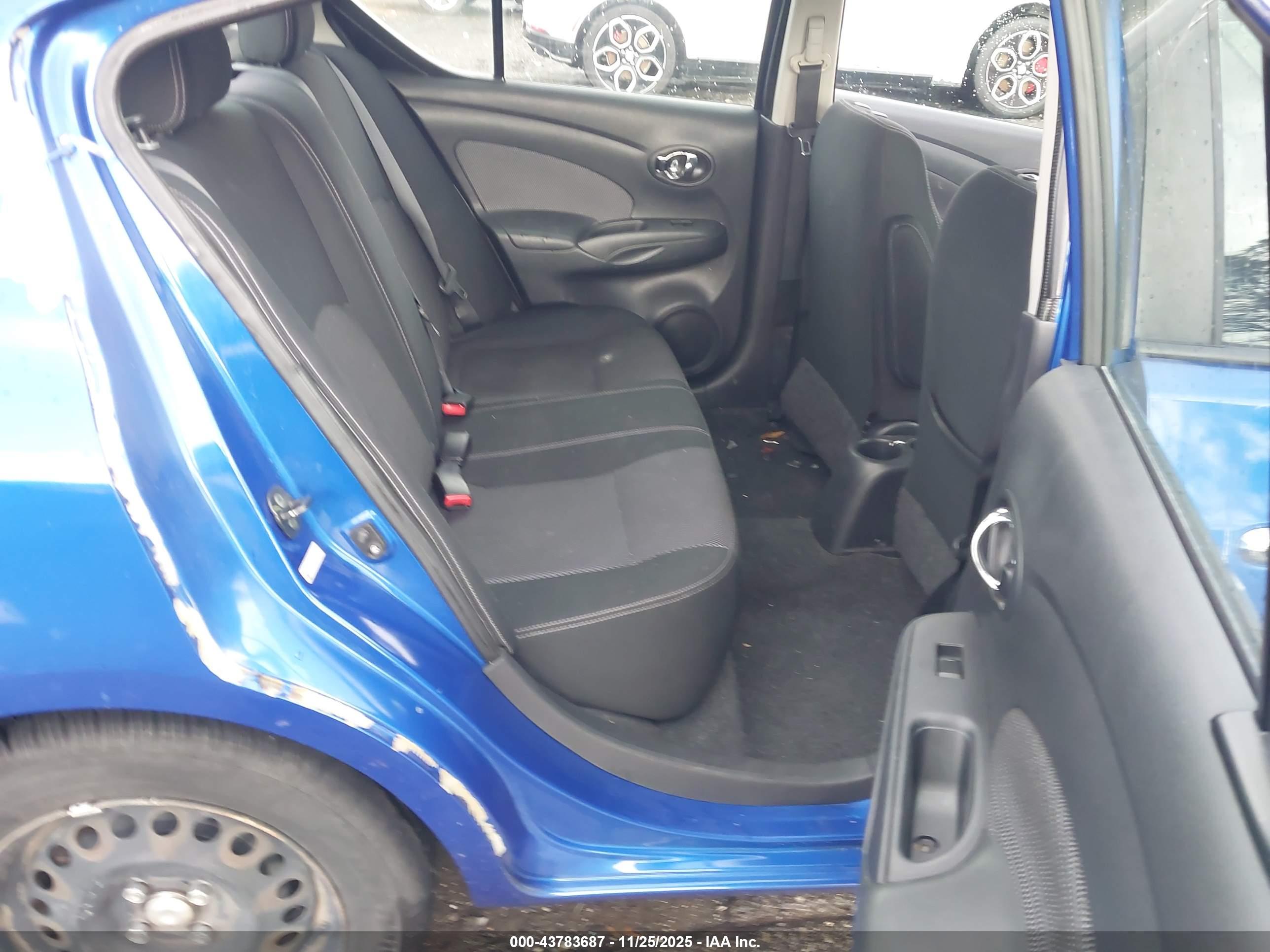 NISSAN VERSA image 8