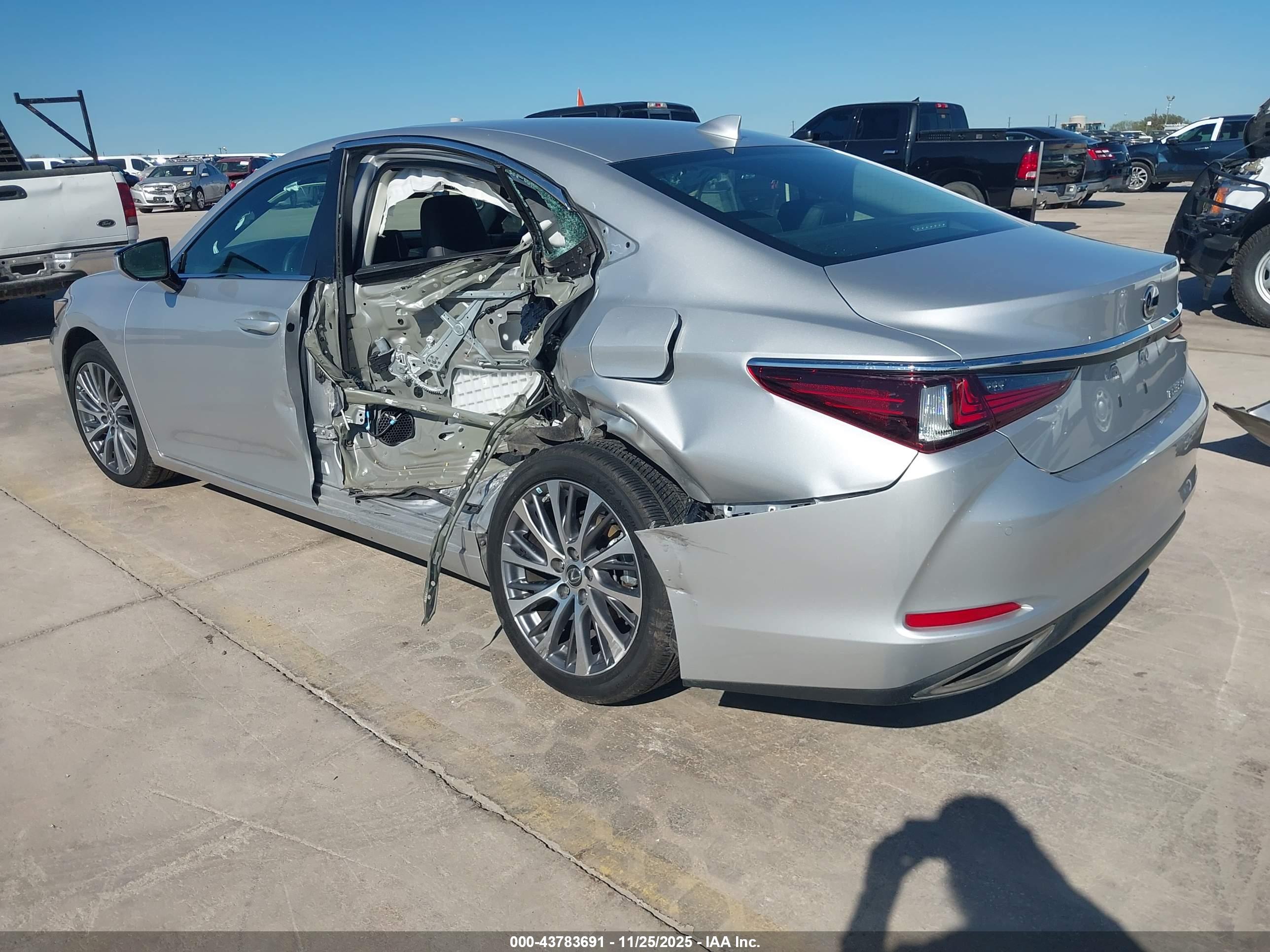 LEXUS ES image 3