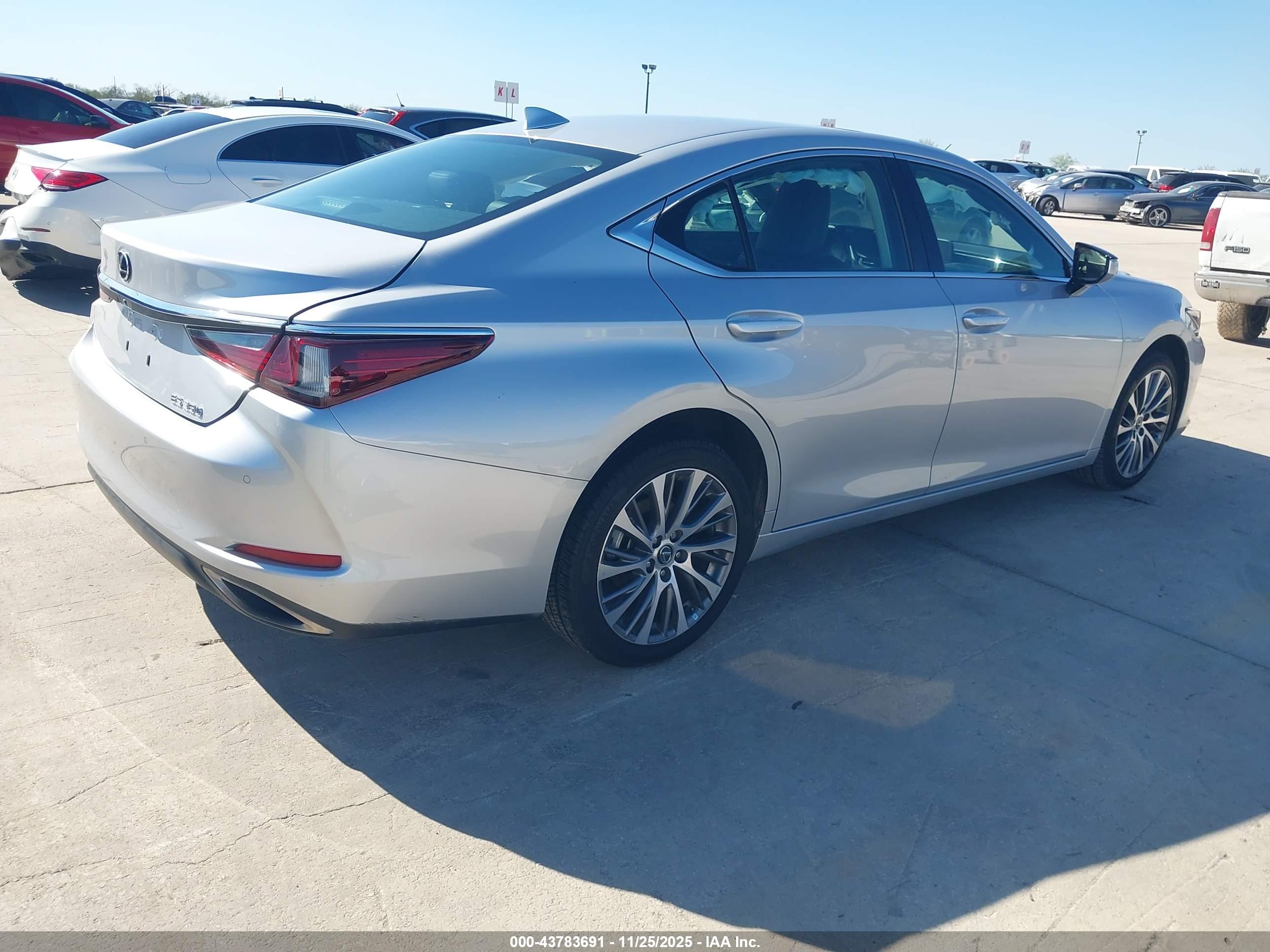 LEXUS ES image 4