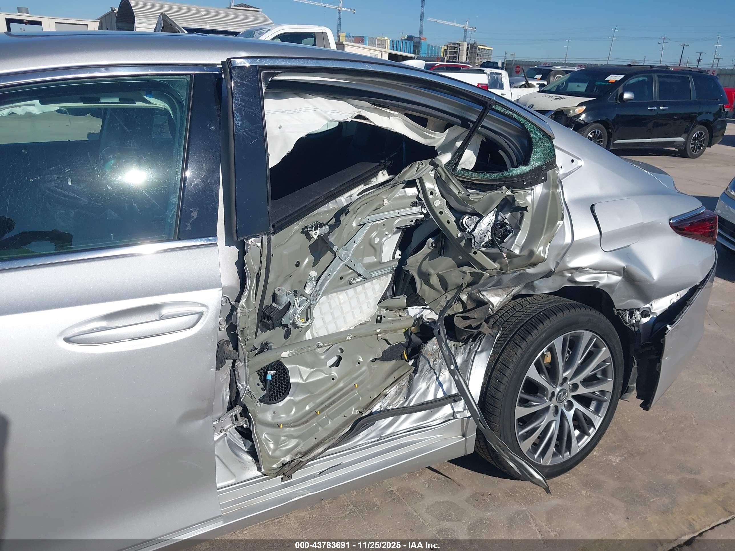 LEXUS ES image 6