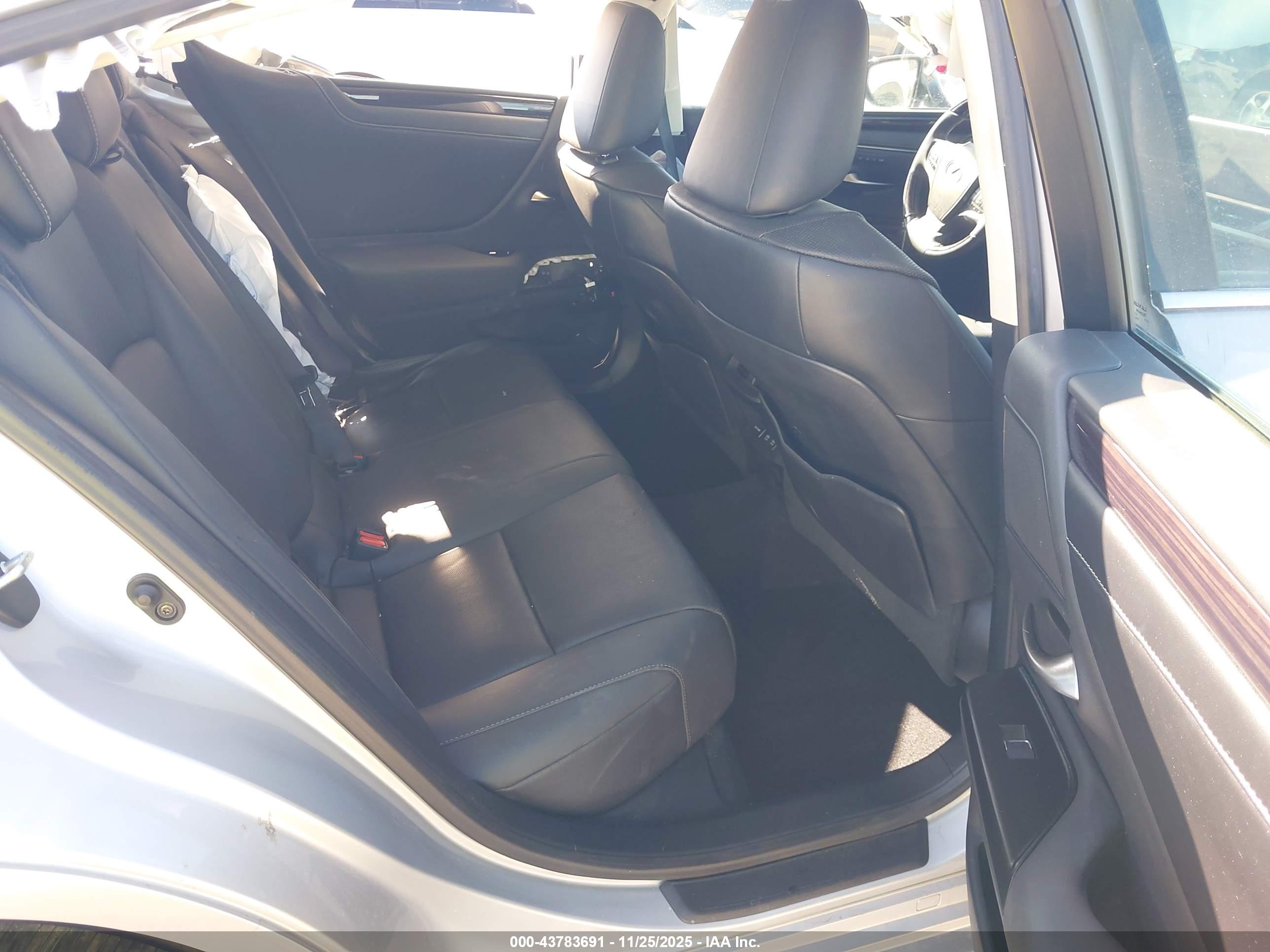 LEXUS ES image 8