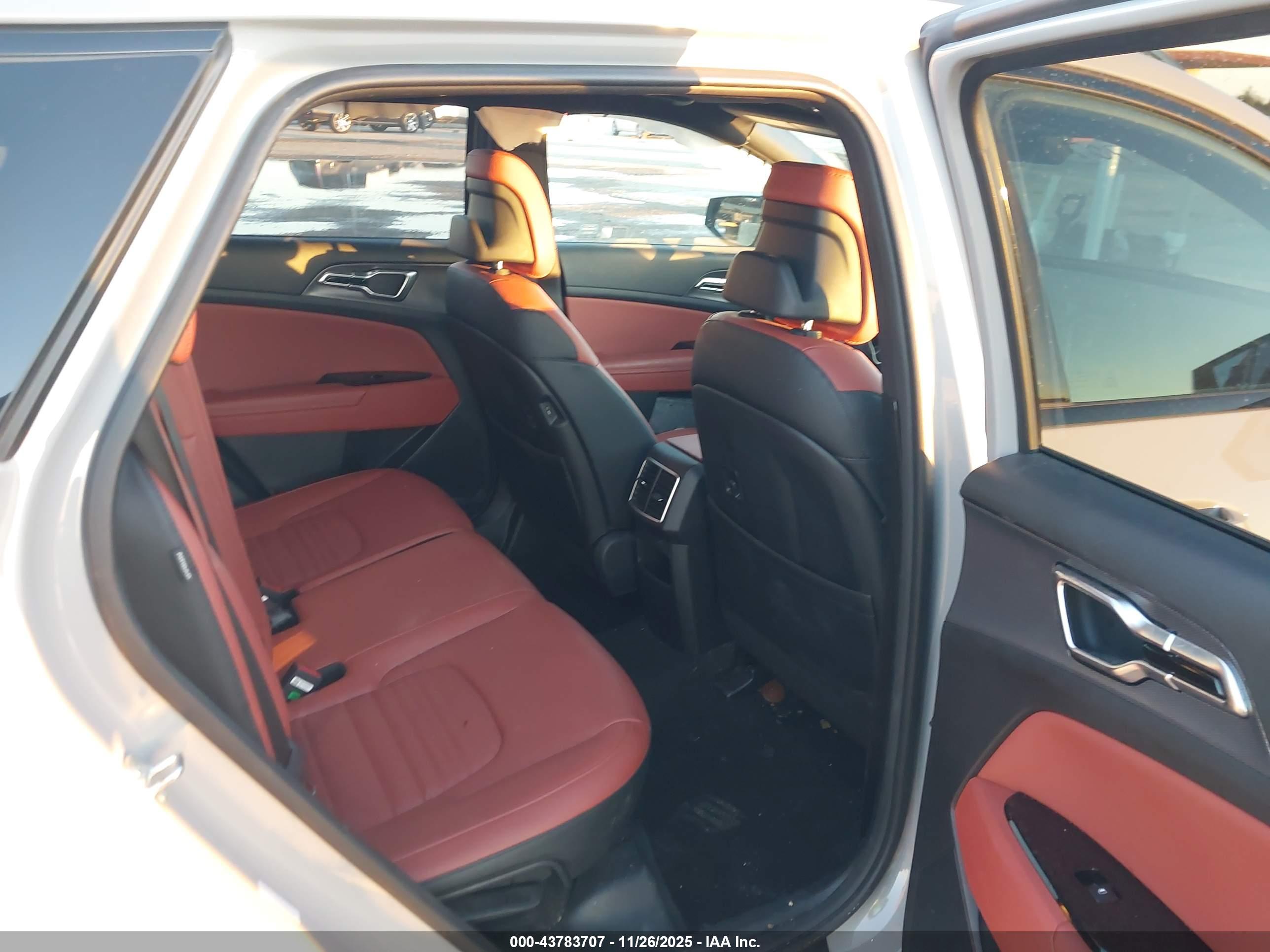 KIA SPORTAGE image 8
