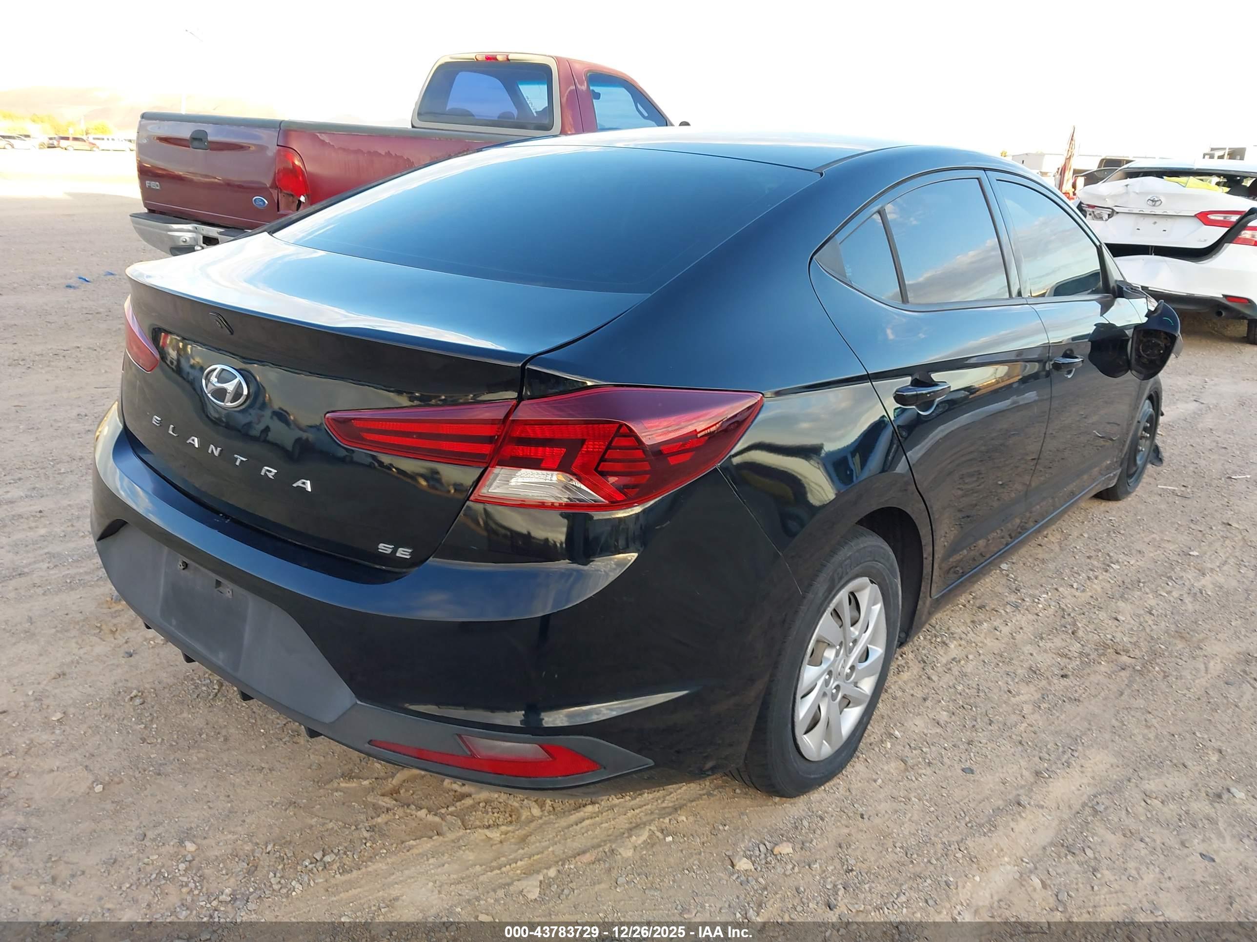 HYUNDAI ELANTRA image 4