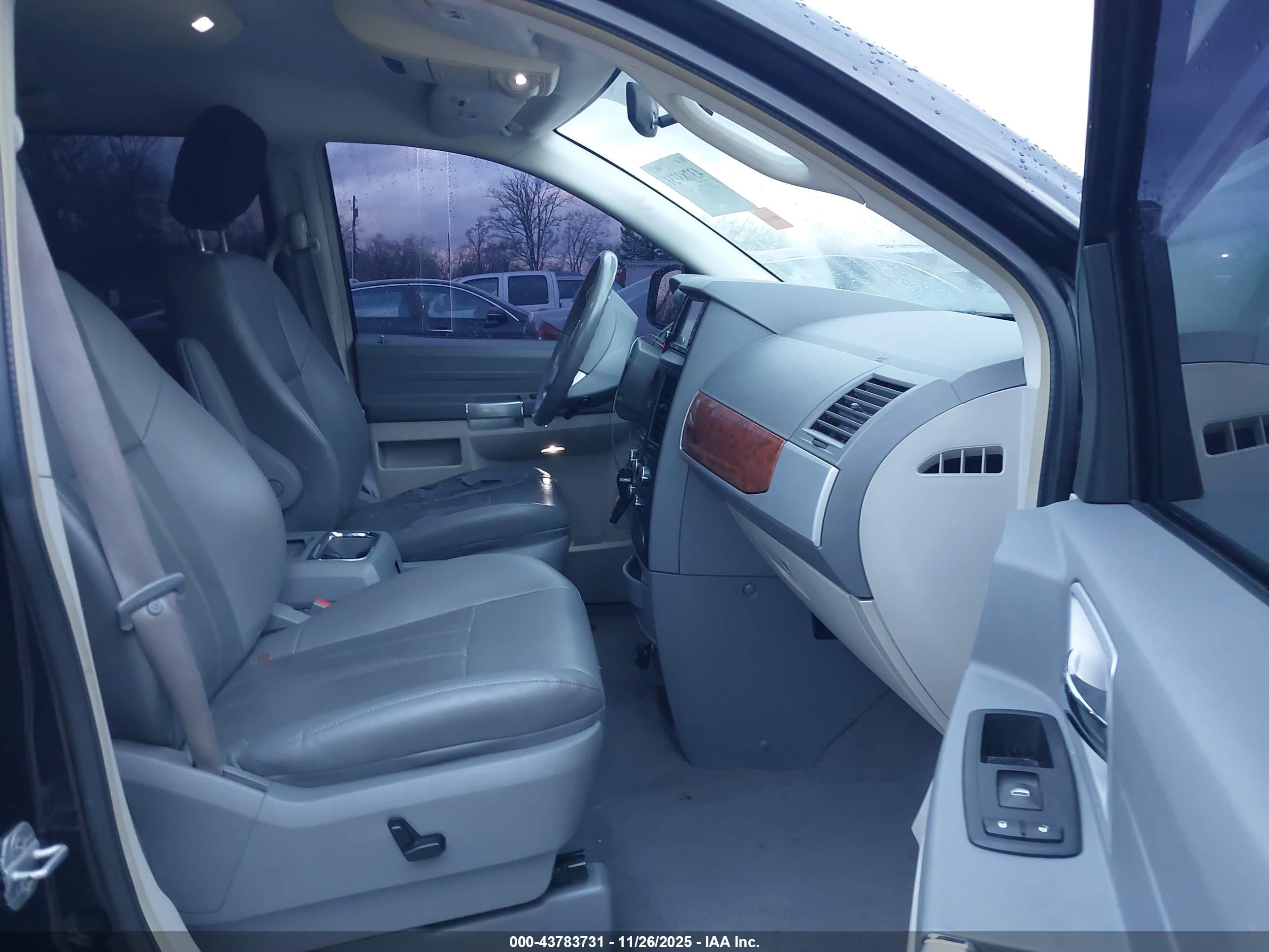 CHRYSLER TOWN image 5