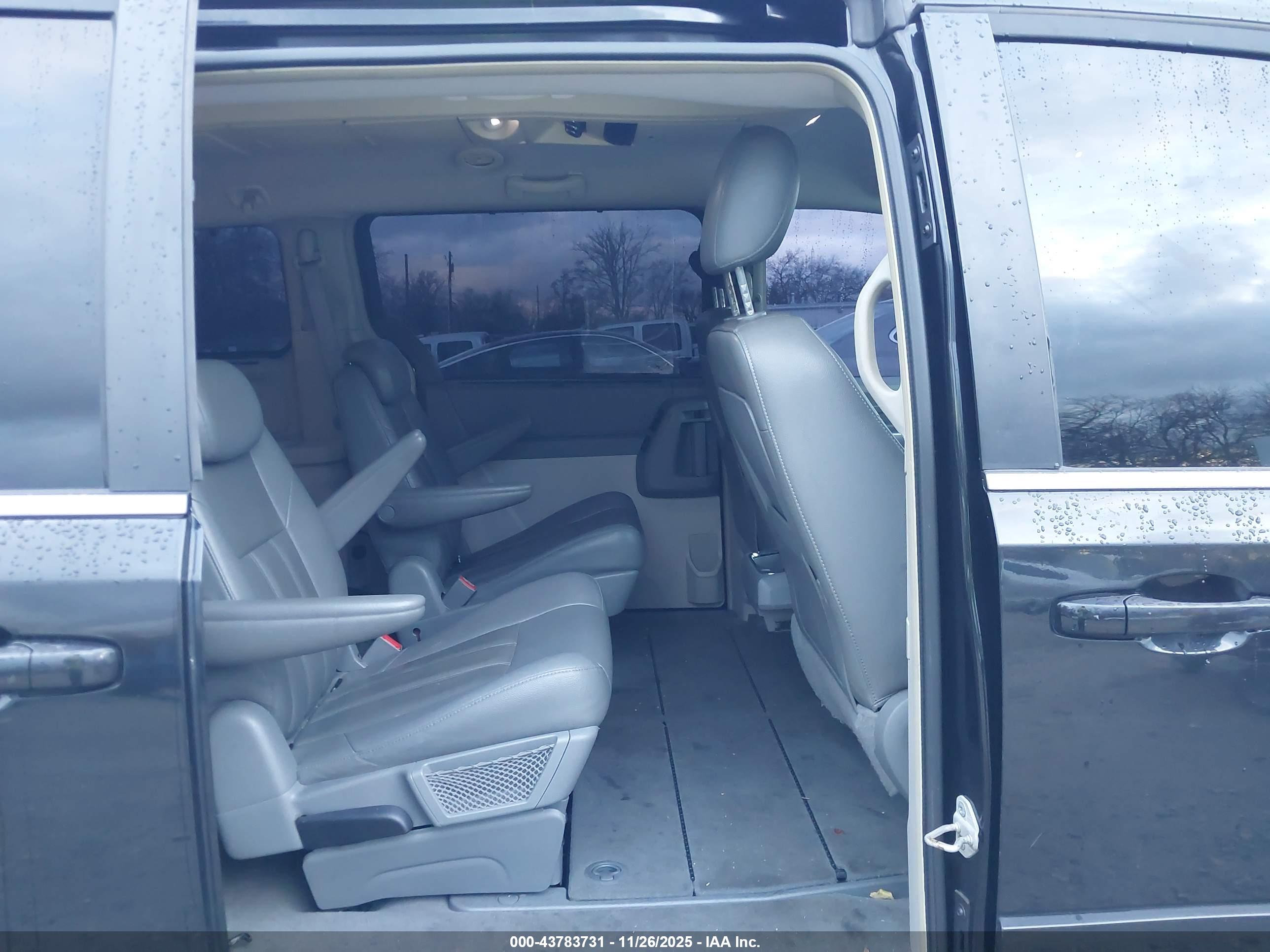CHRYSLER TOWN image 8