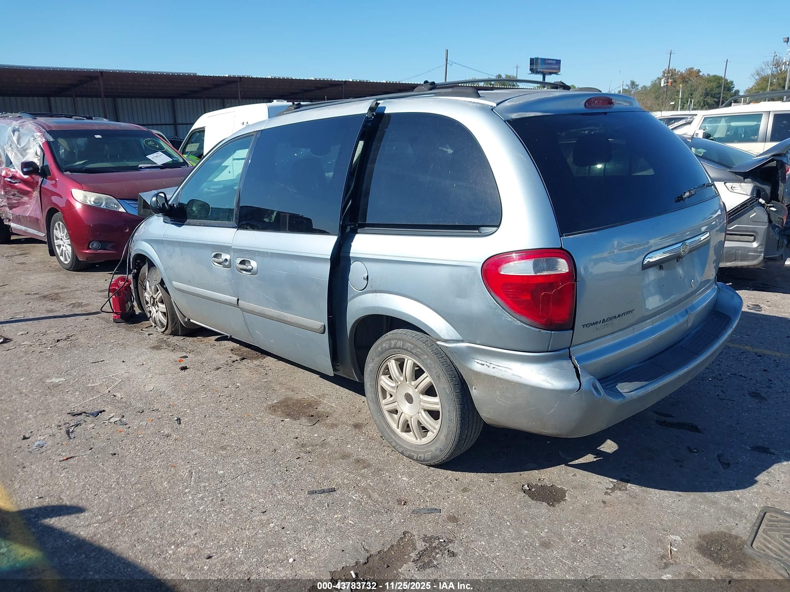 CHRYSLER TOWN image 3