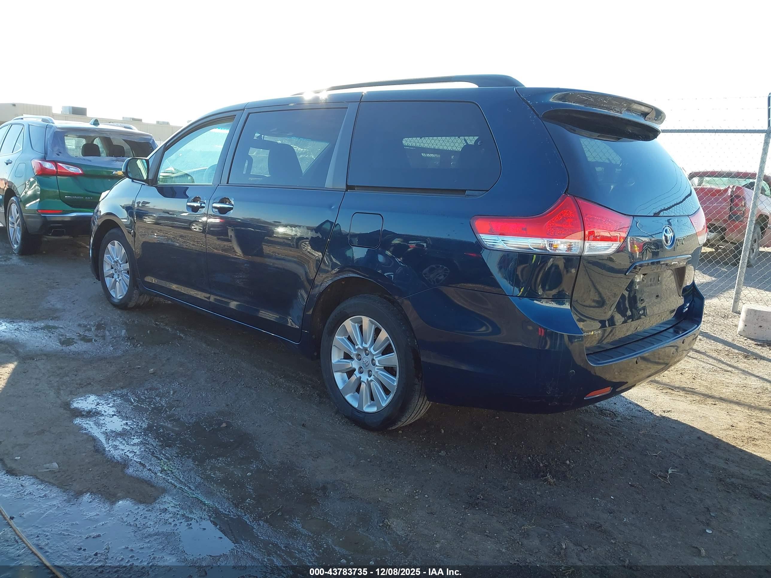 TOYOTA SIENNA image 3