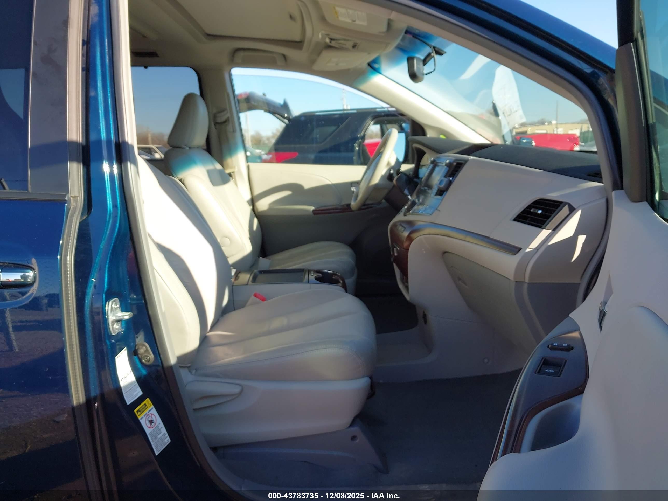 TOYOTA SIENNA image 5