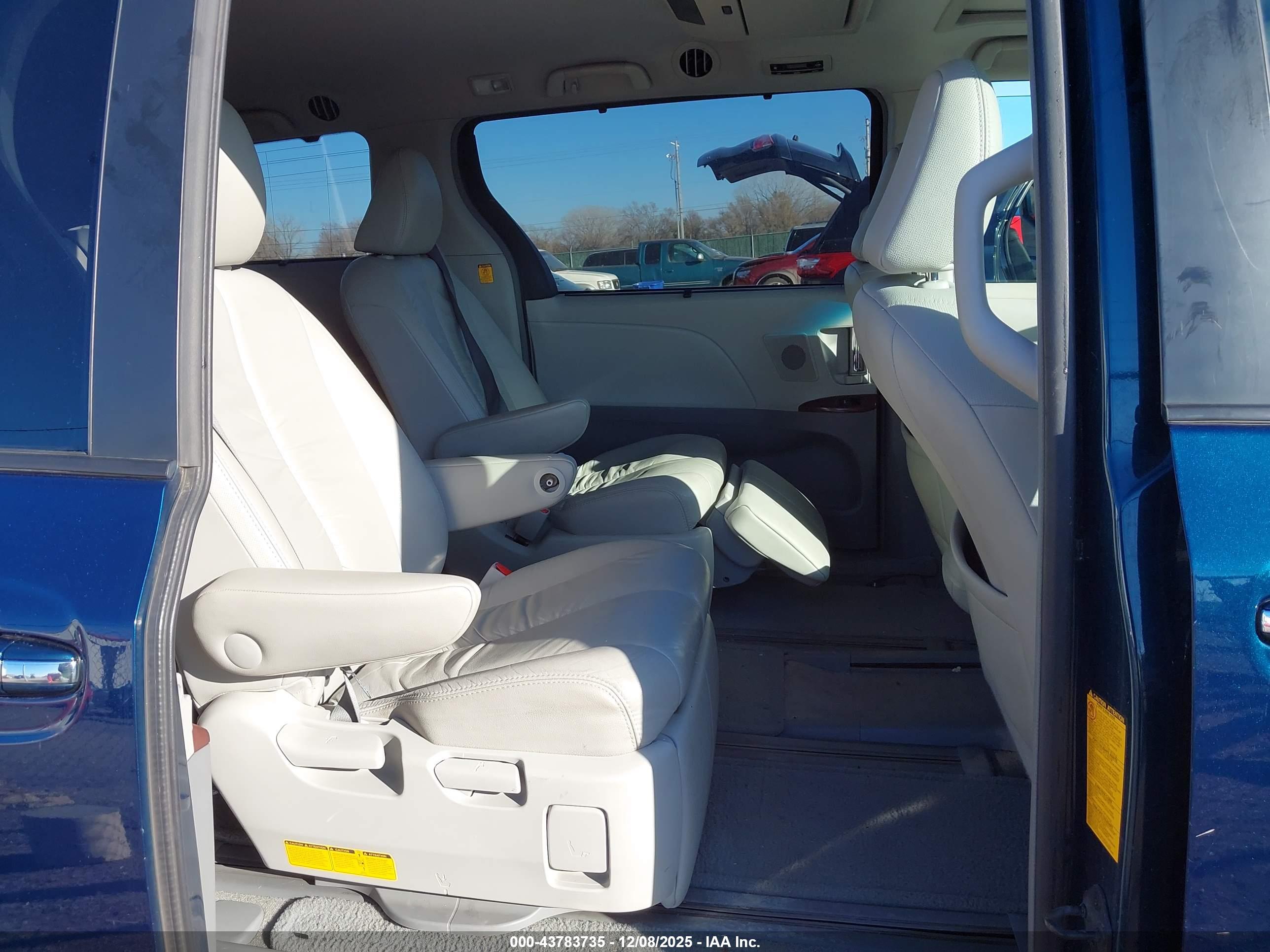 TOYOTA SIENNA image 8
