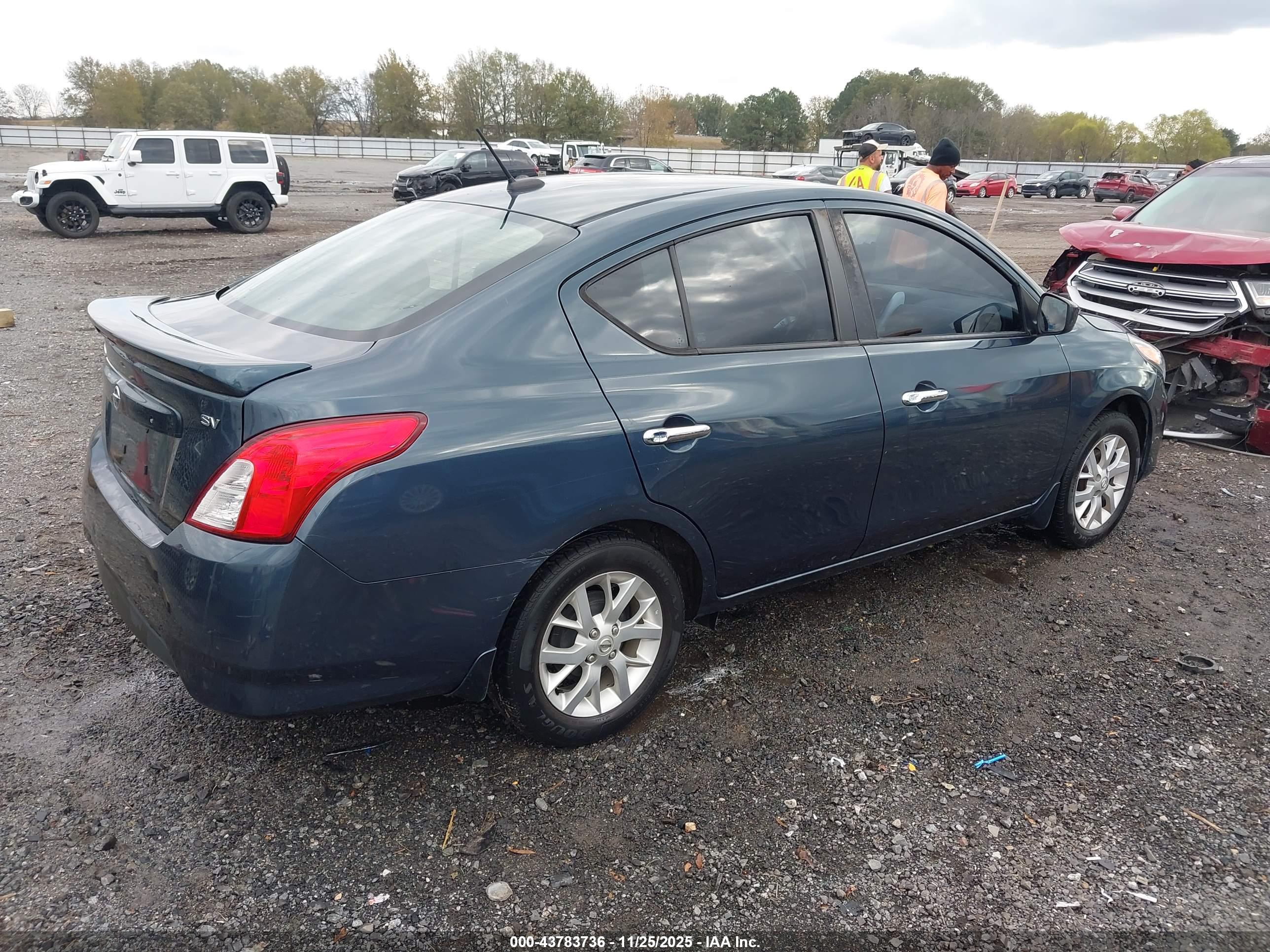 NISSAN VERSA image 4