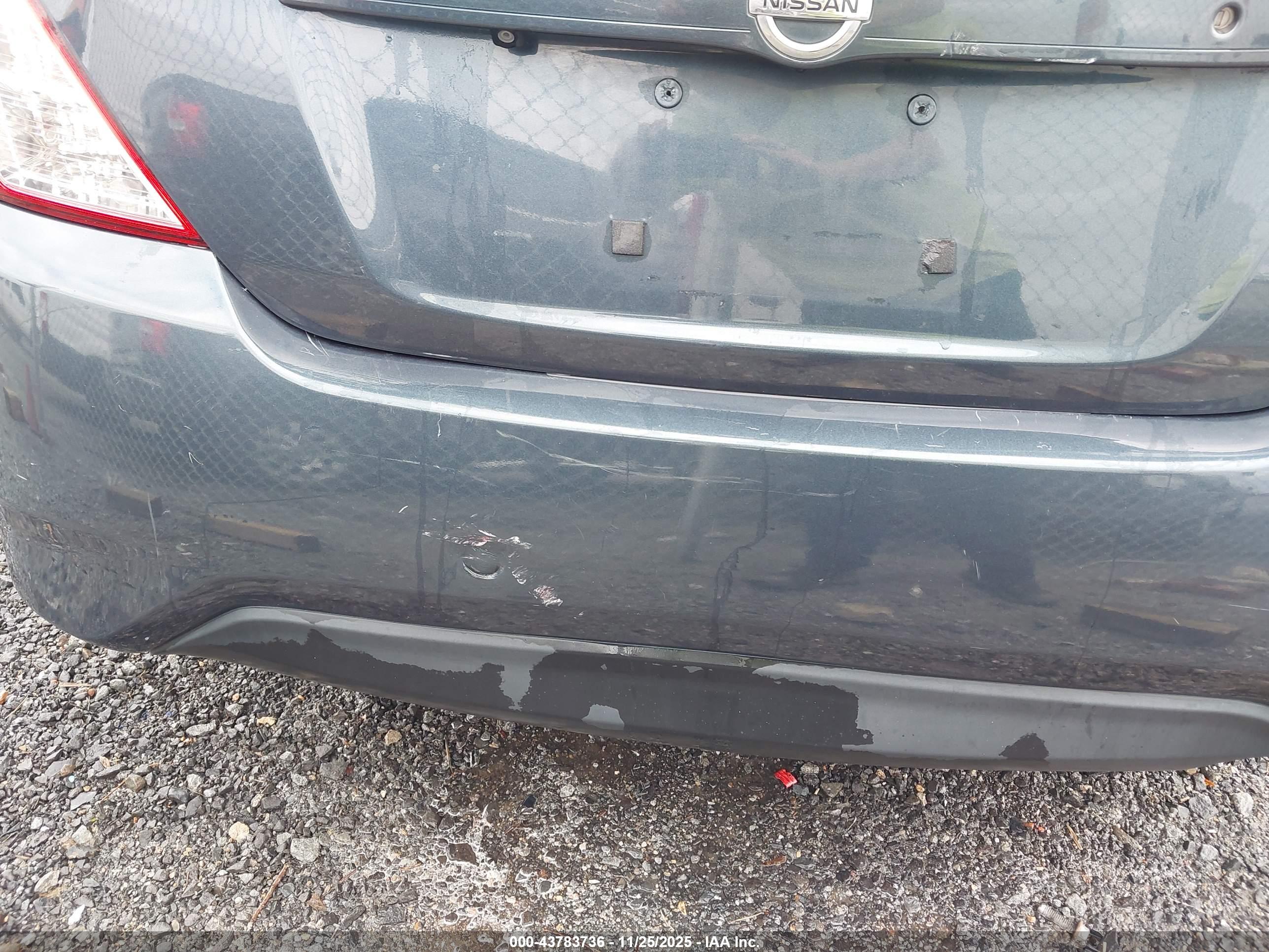 NISSAN VERSA image 6