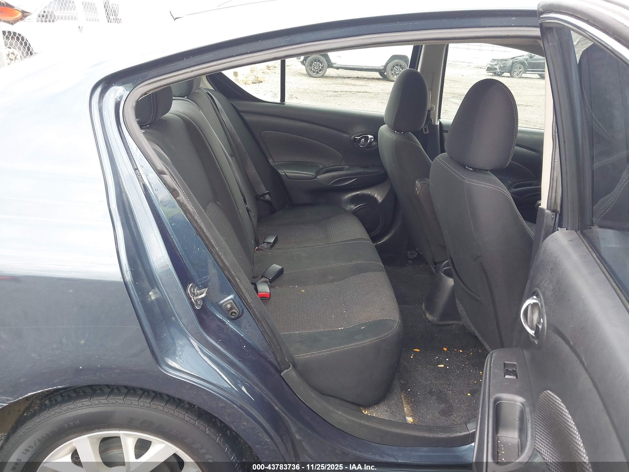 NISSAN VERSA image 8