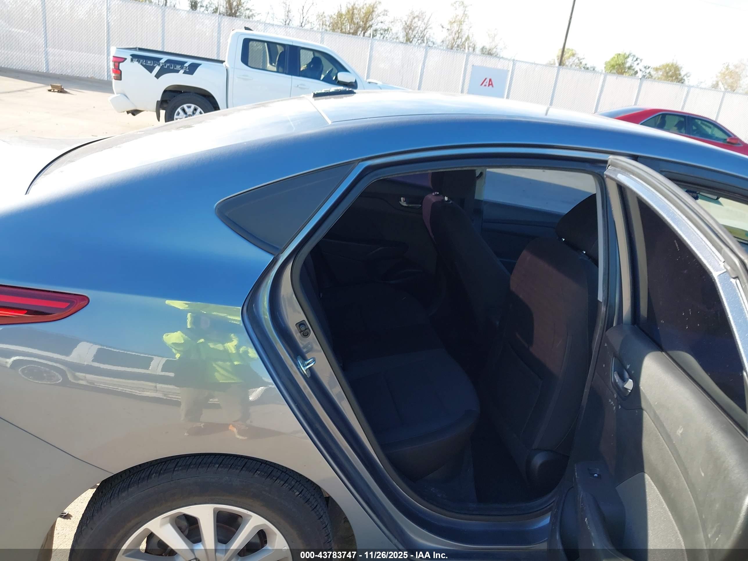 HYUNDAI ACCENT image 8