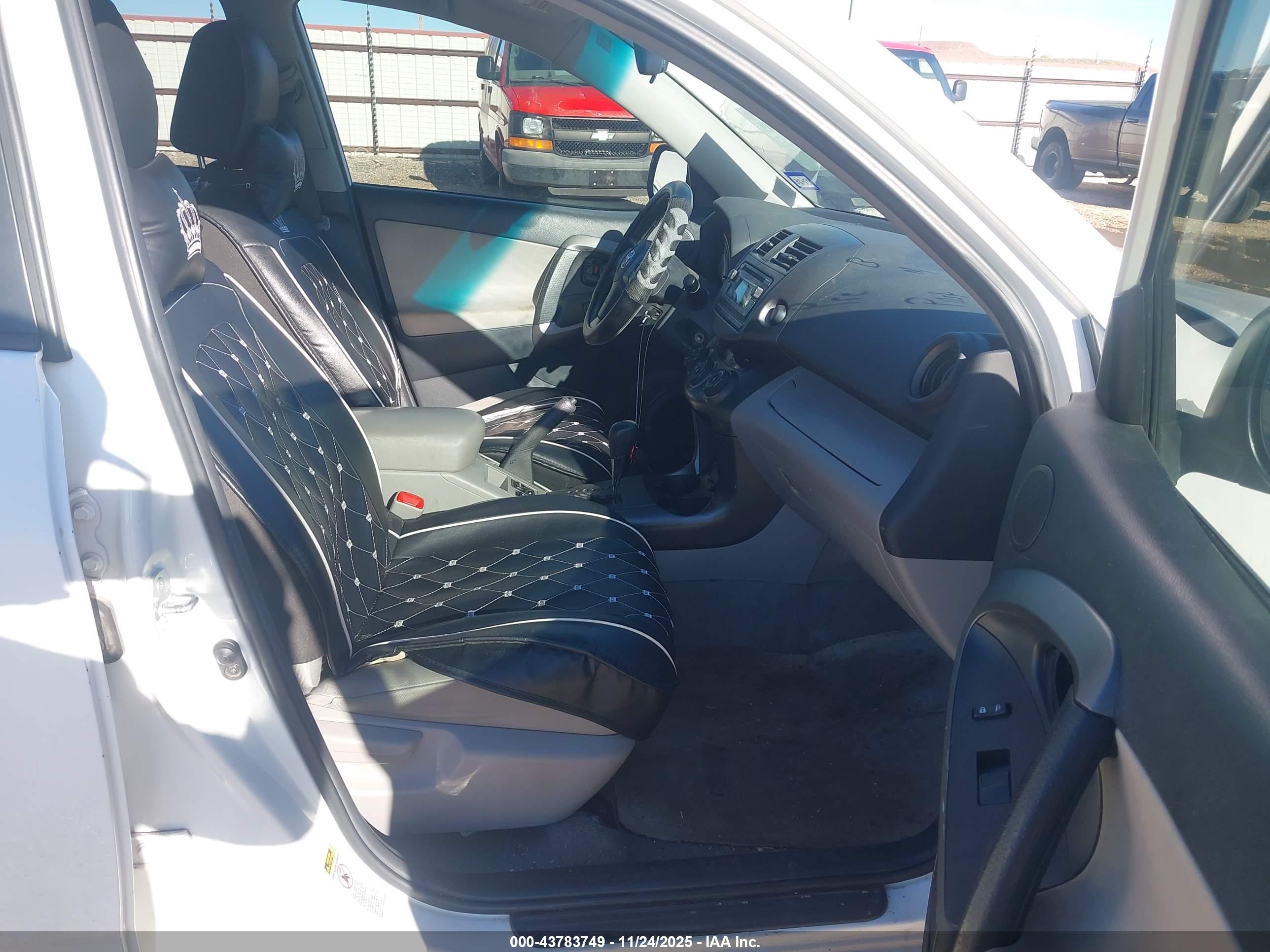 TOYOTA RAV4 image 5