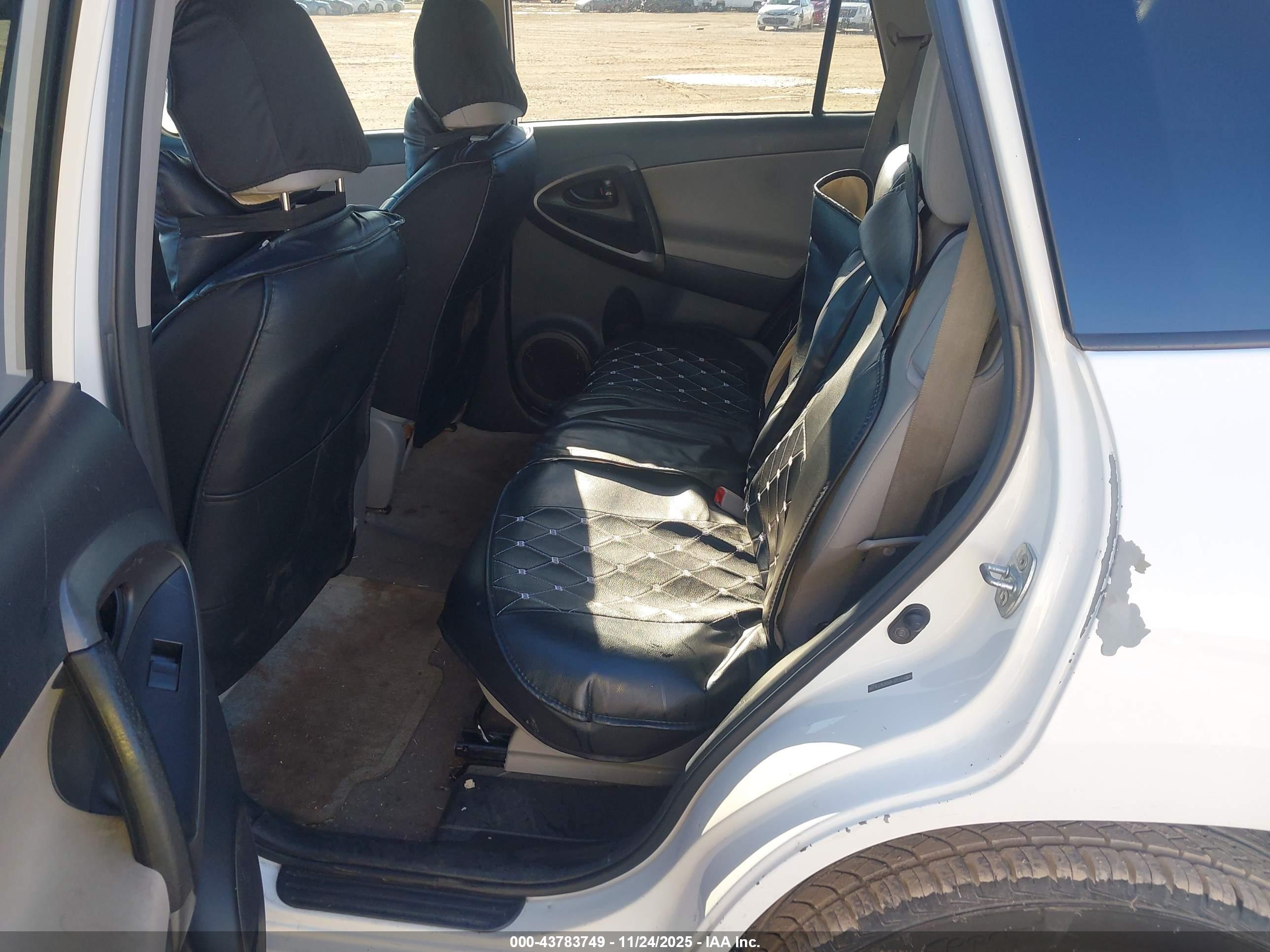 TOYOTA RAV4 image 8