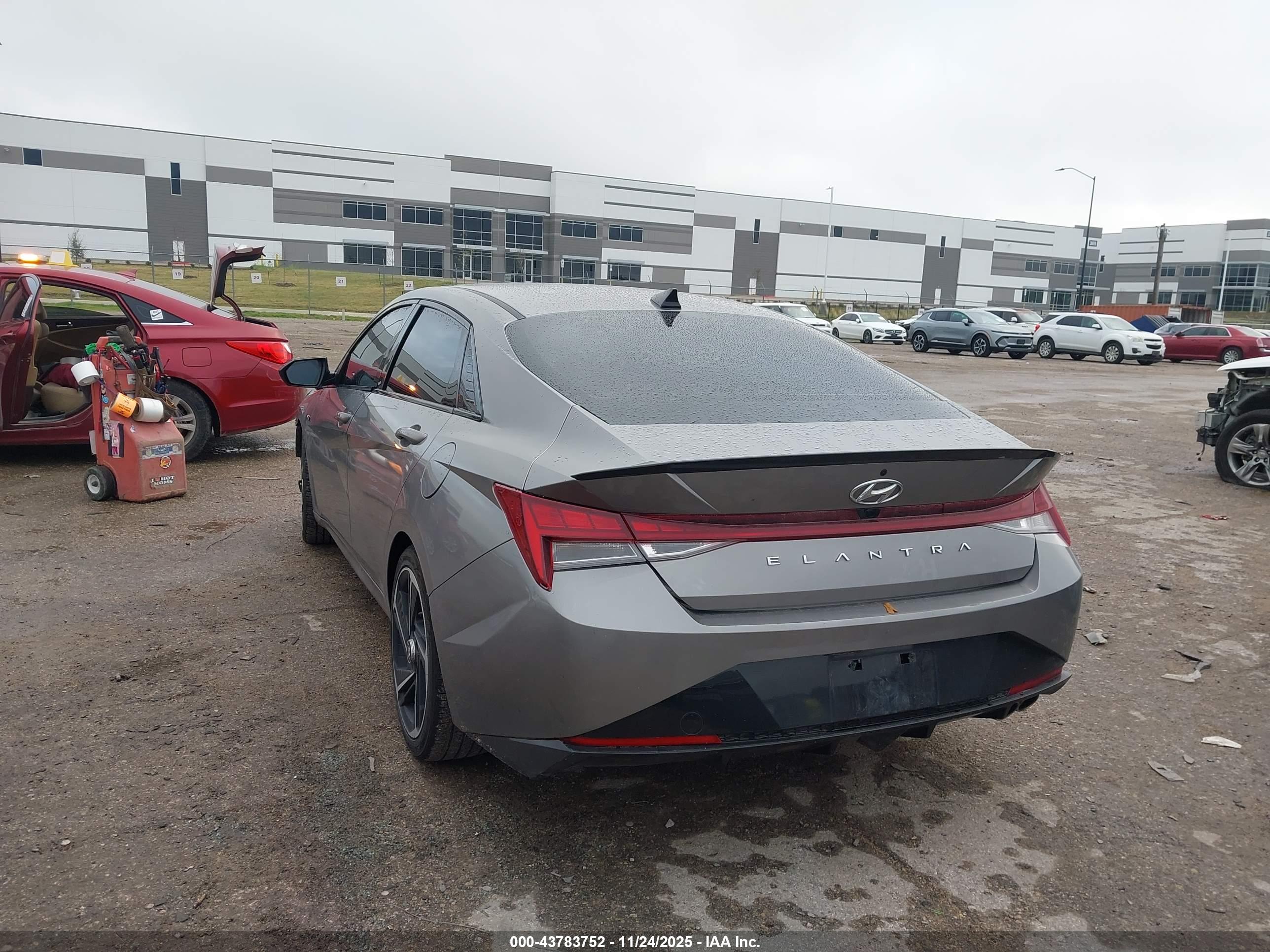HYUNDAI ELANTRA image 3