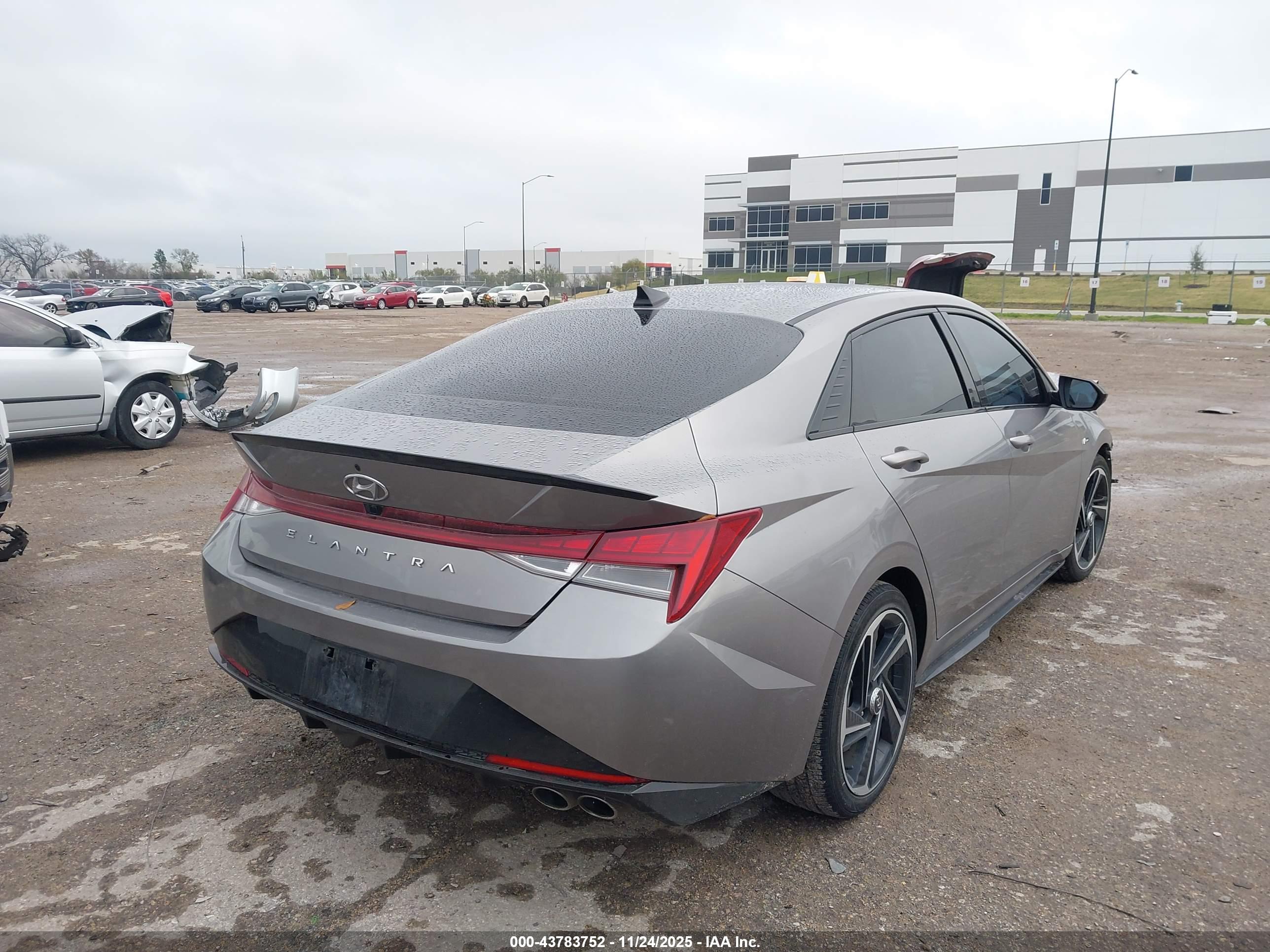 HYUNDAI ELANTRA image 4