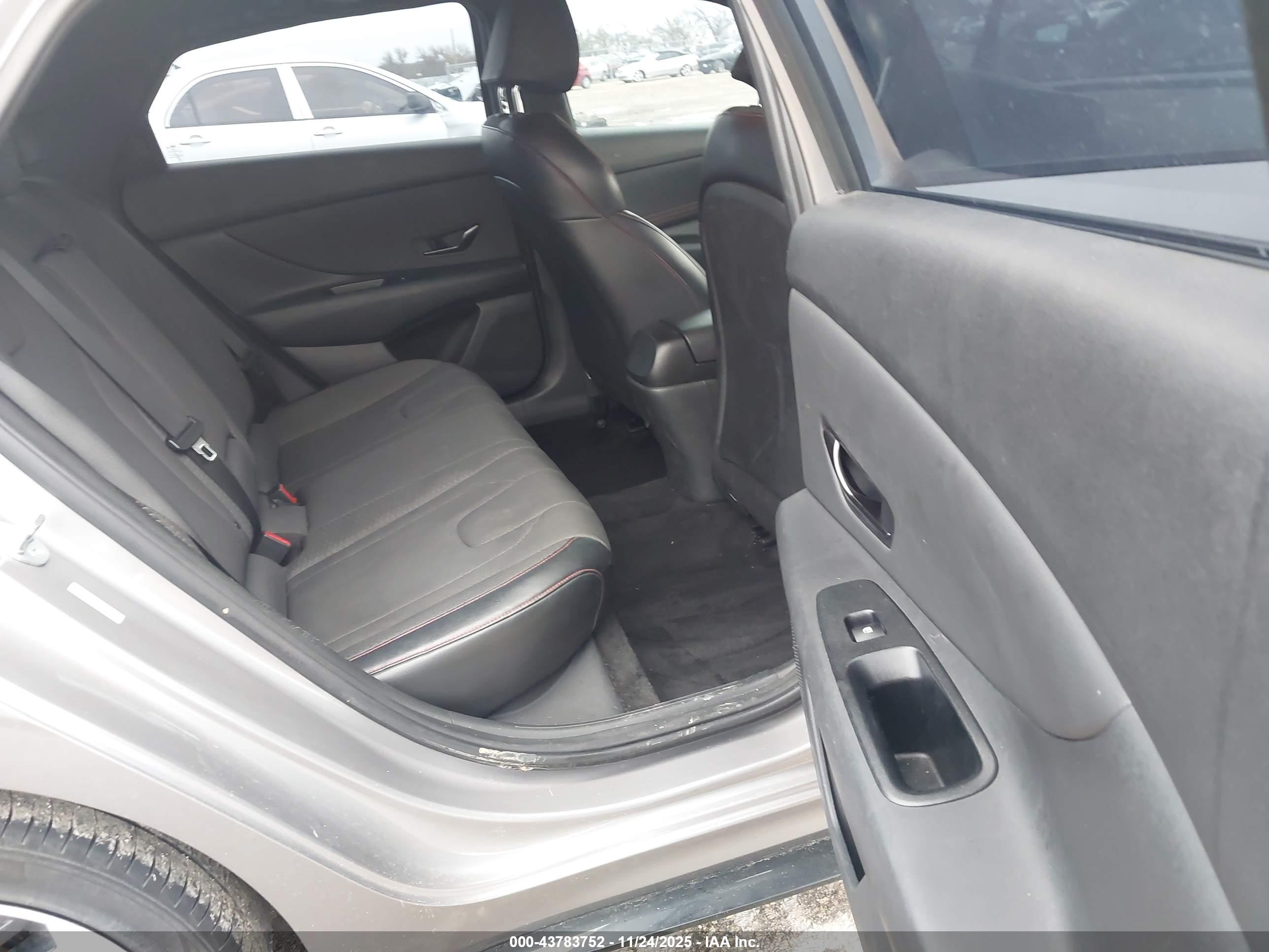 HYUNDAI ELANTRA image 8
