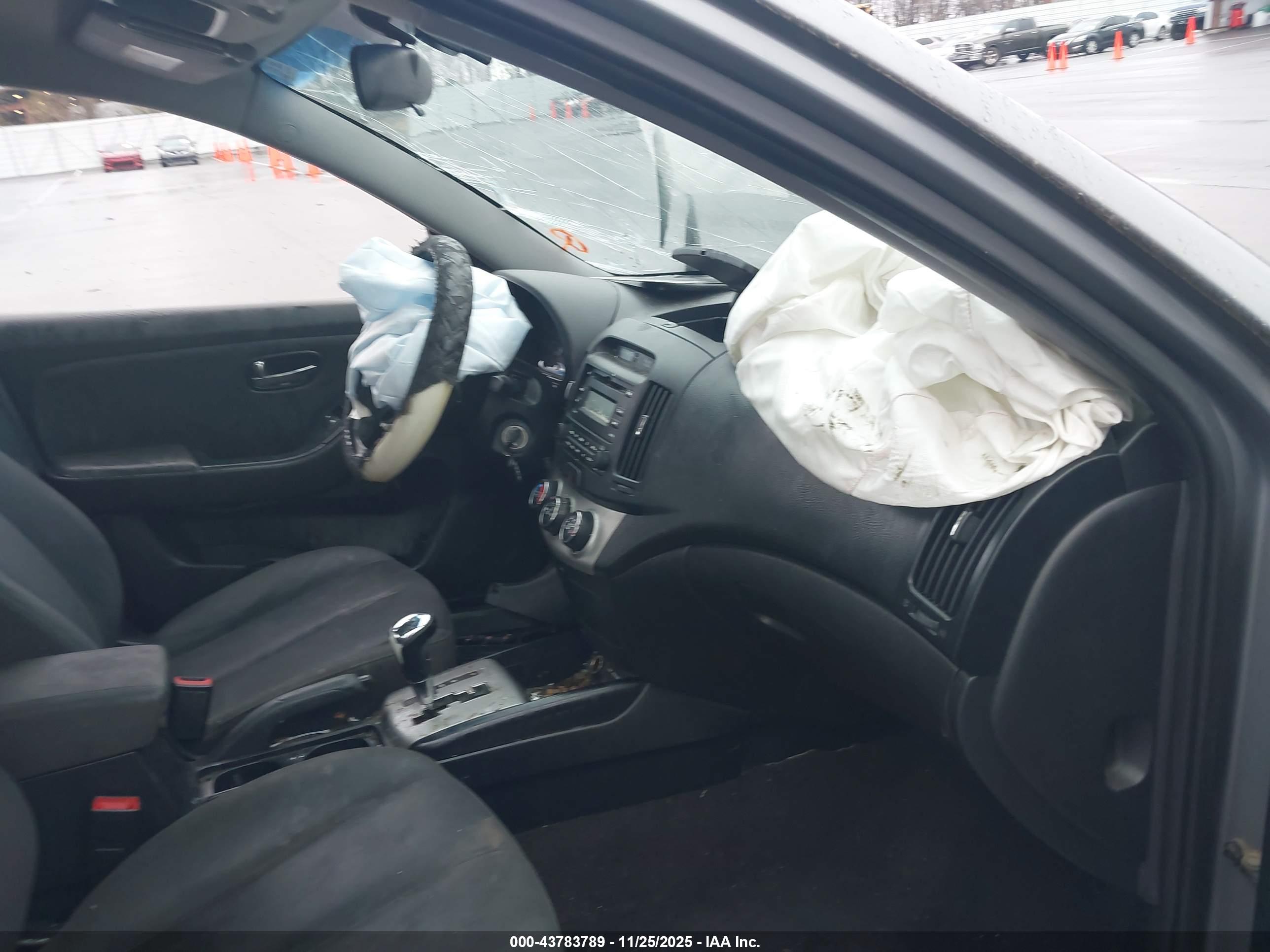 HYUNDAI ELANTRA image 5