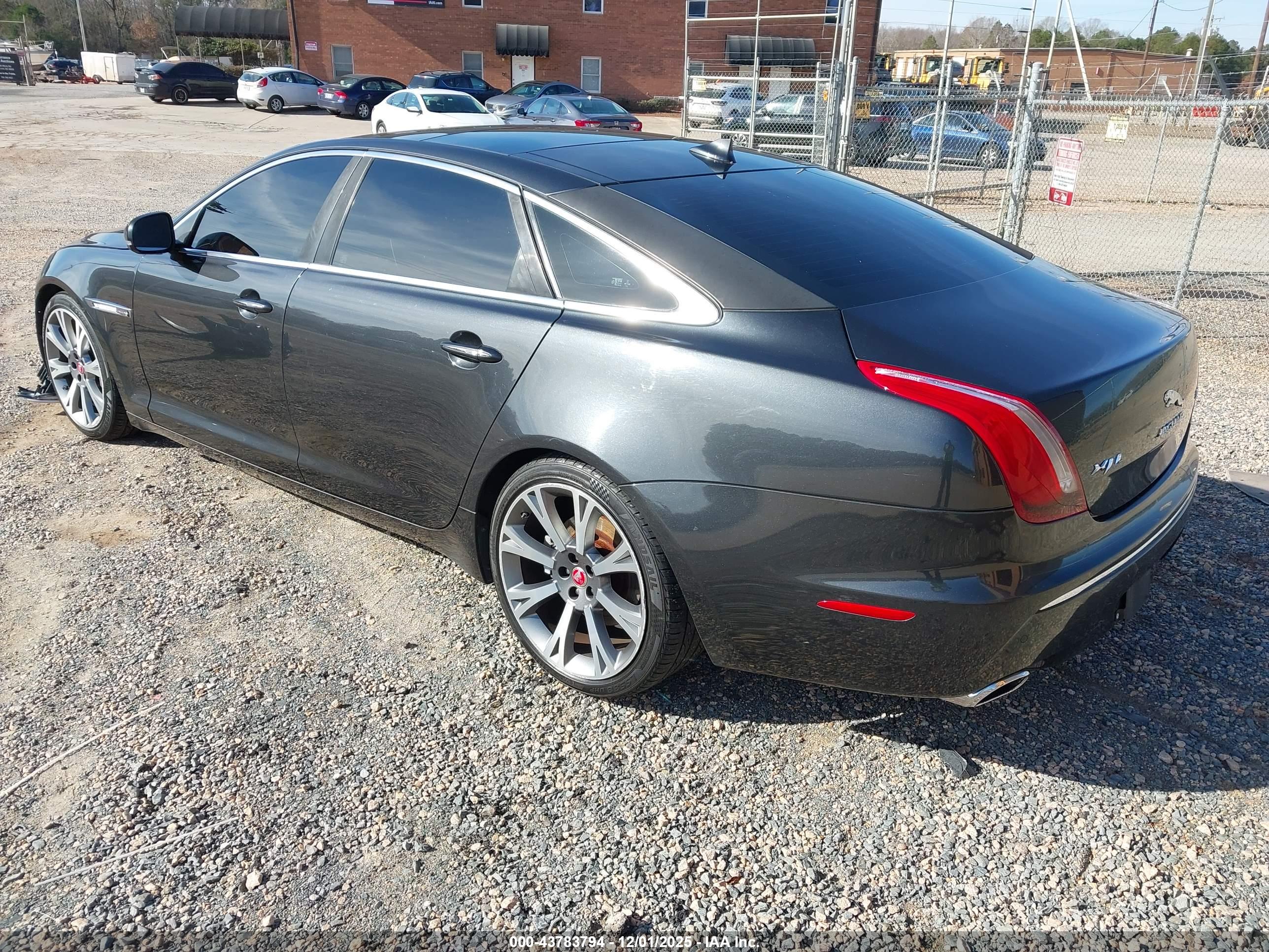JAGUAR XJ image 3