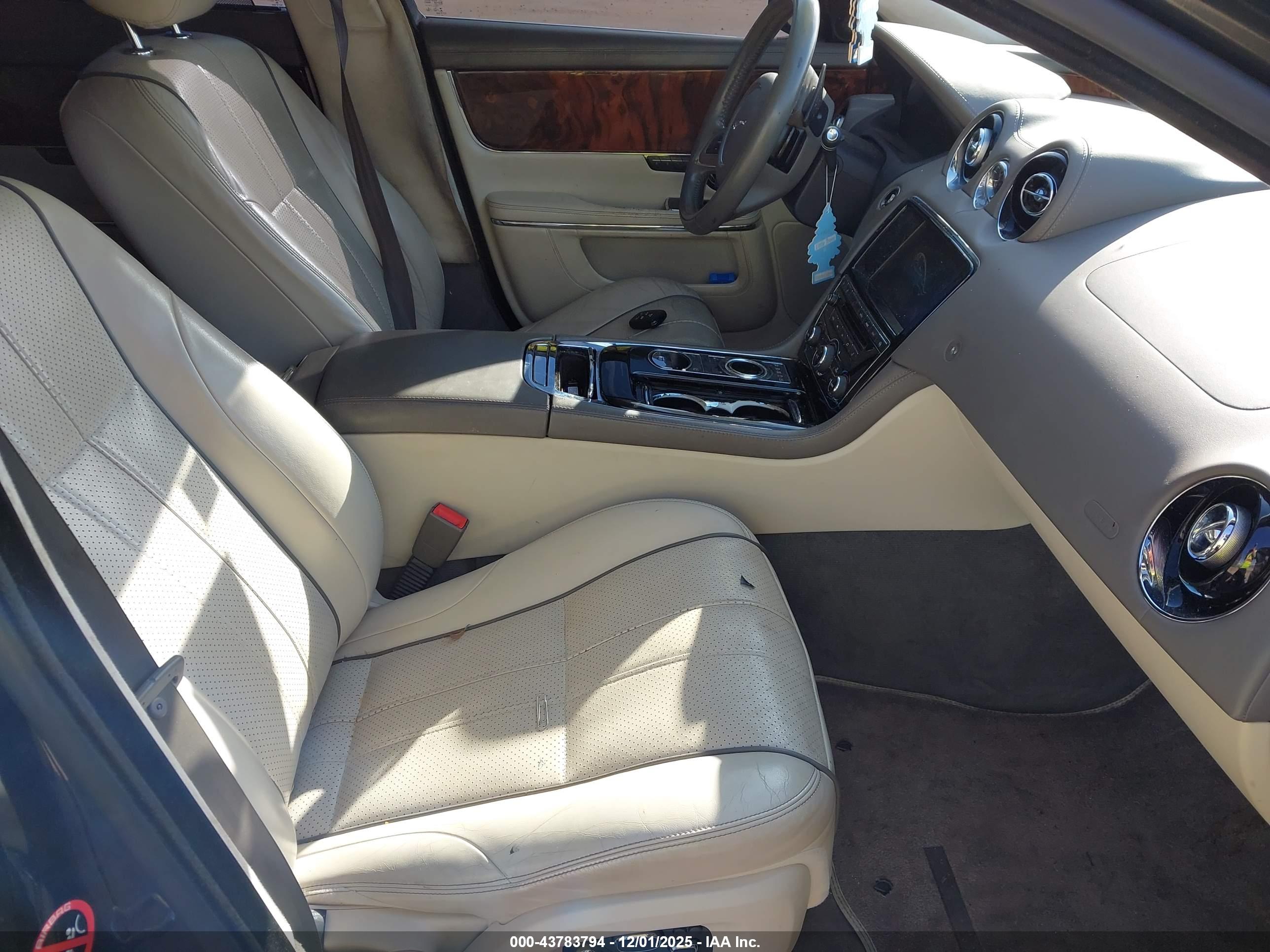 JAGUAR XJ image 5