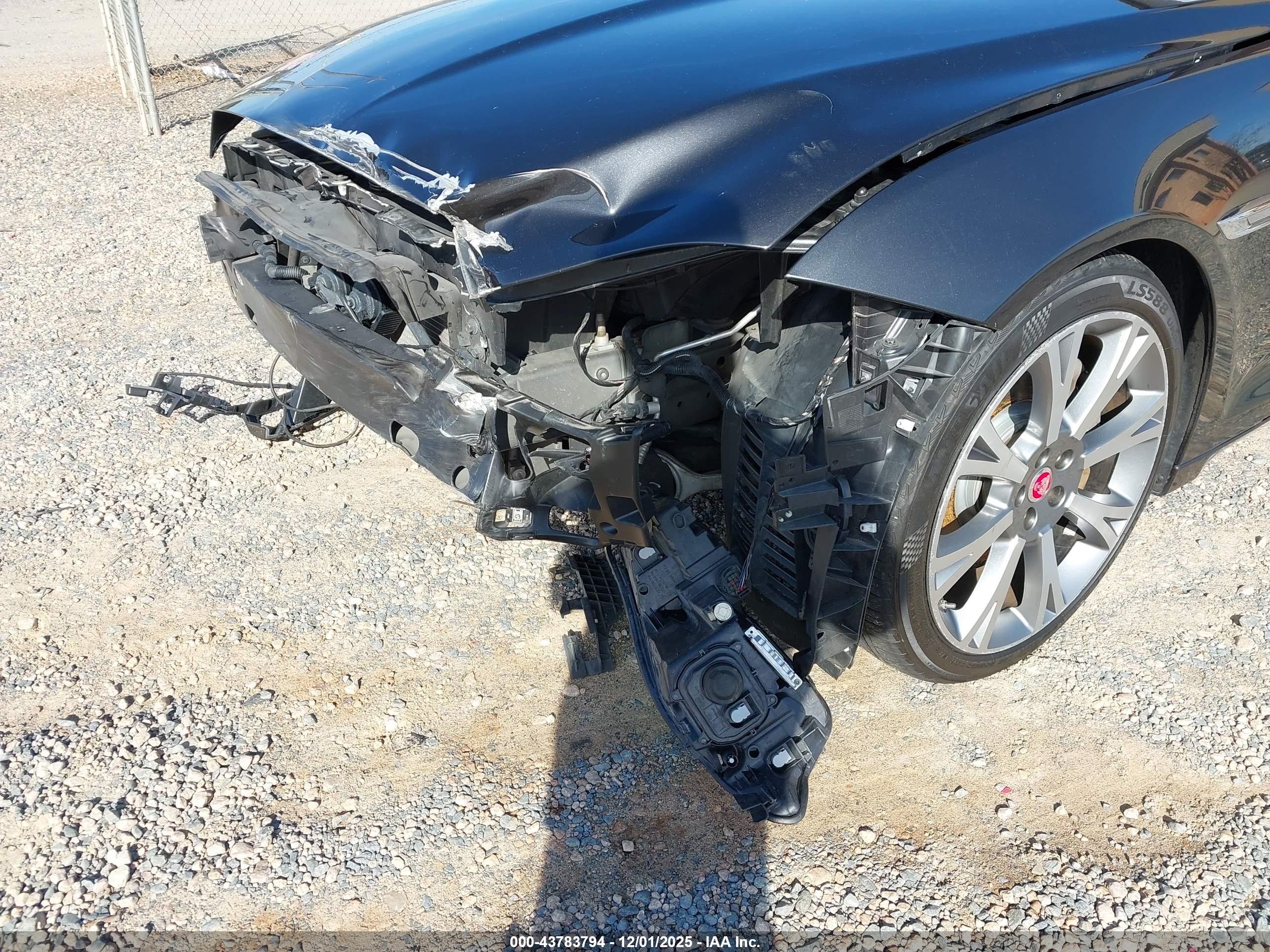 JAGUAR XJ image 6