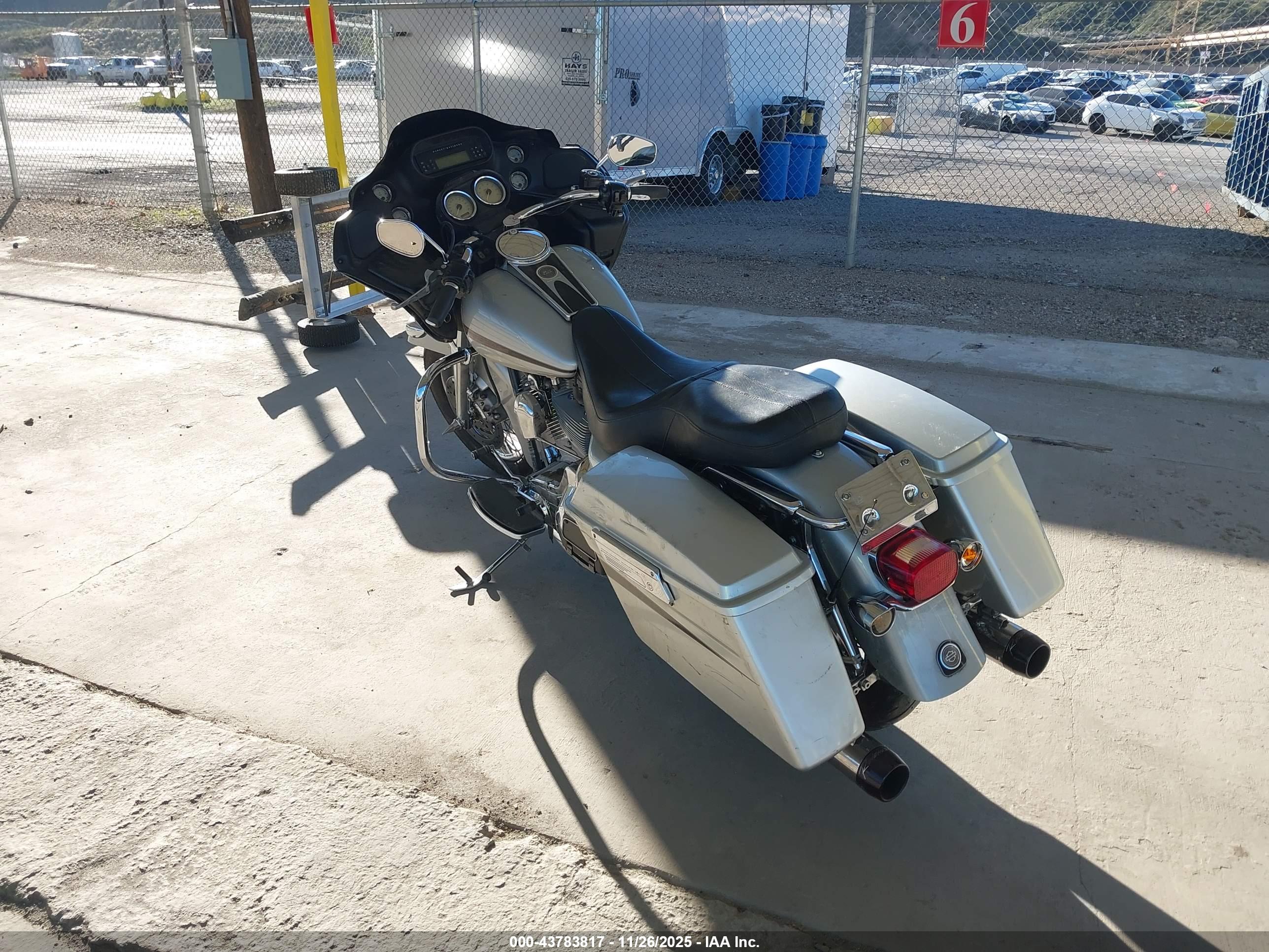 HARLEY-DAVIDSON FLTRI image 3