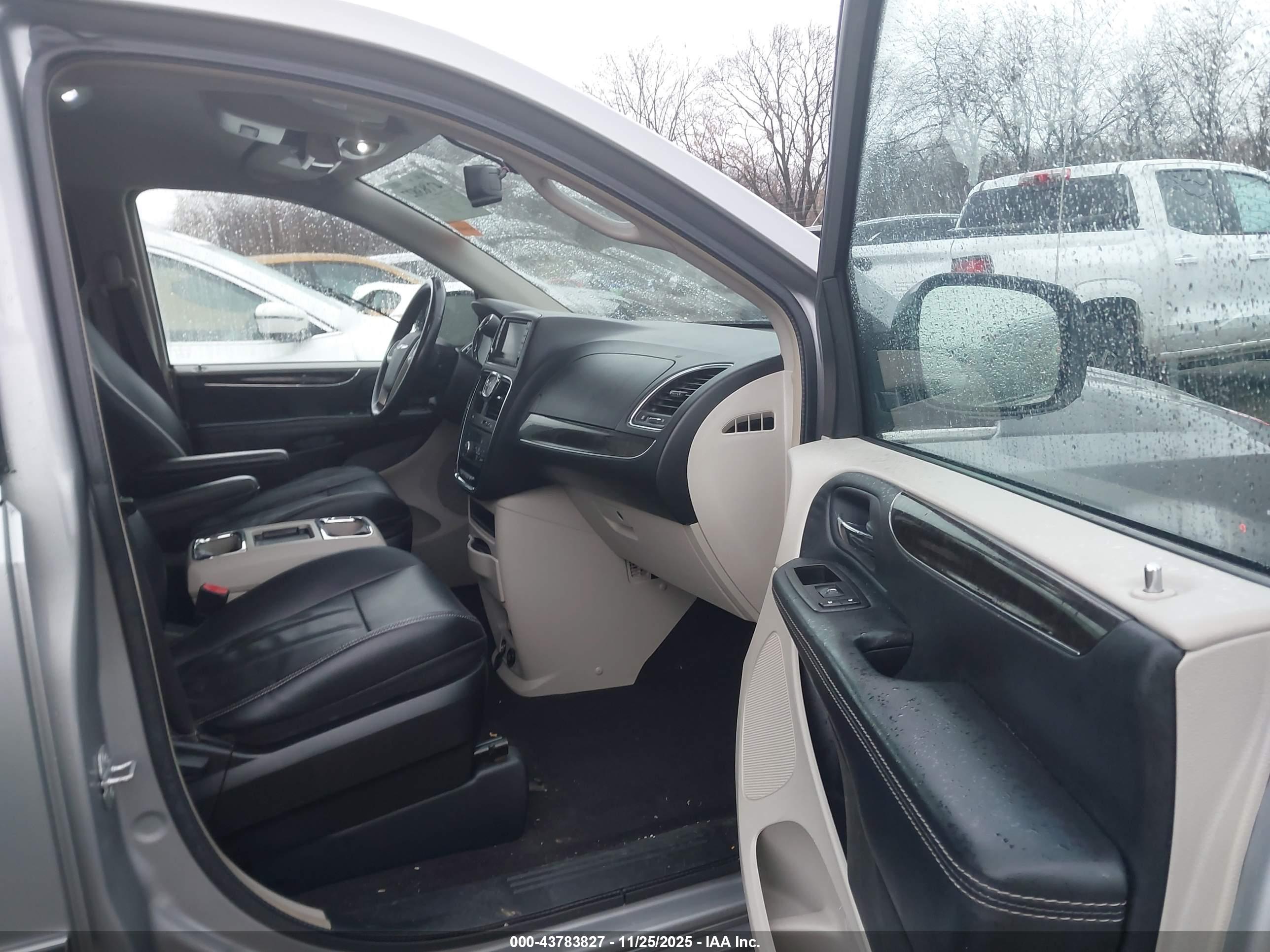CHRYSLER TOWN image 5