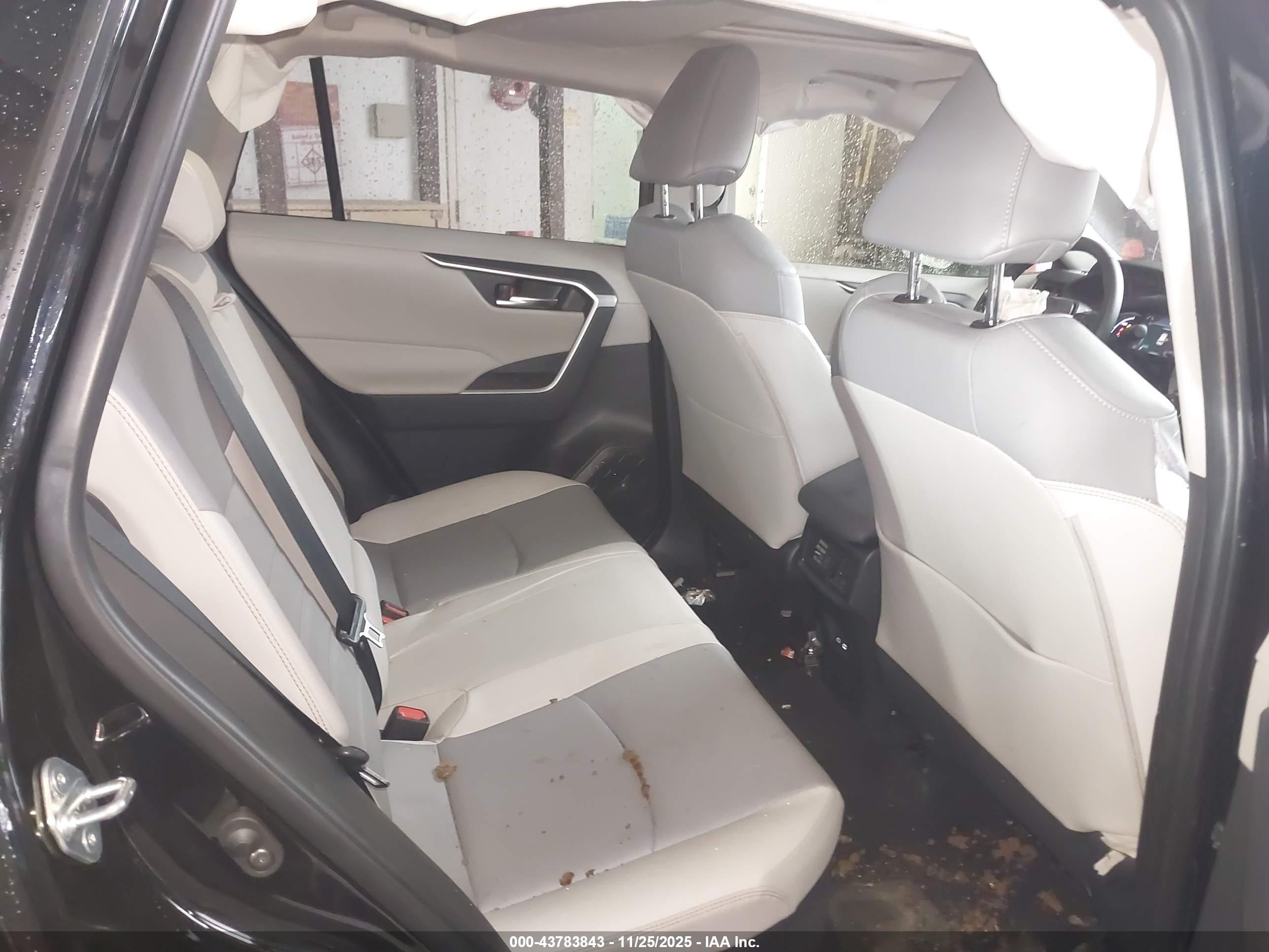 TOYOTA RAV4 image 8