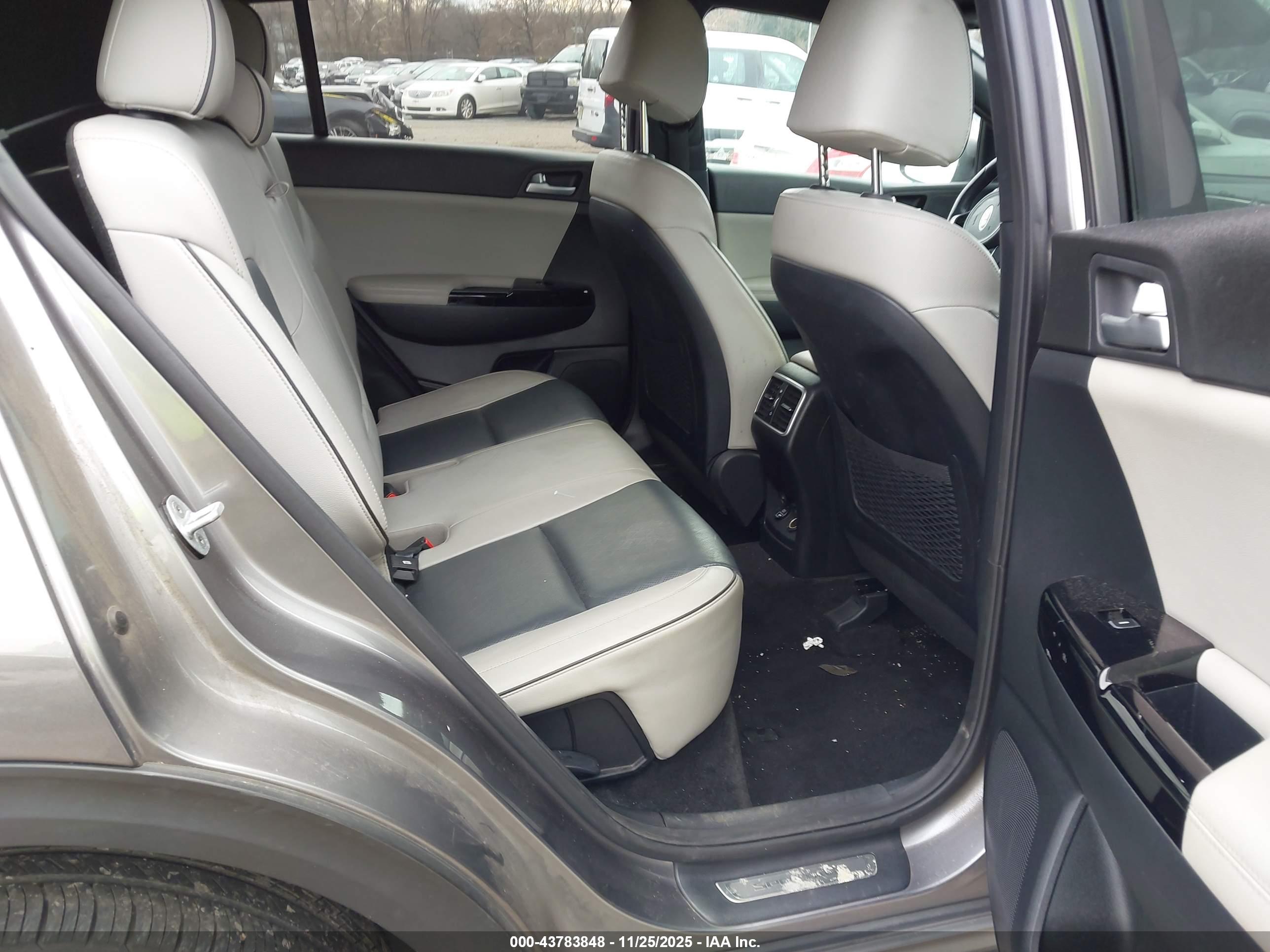 KIA SPORTAGE image 8