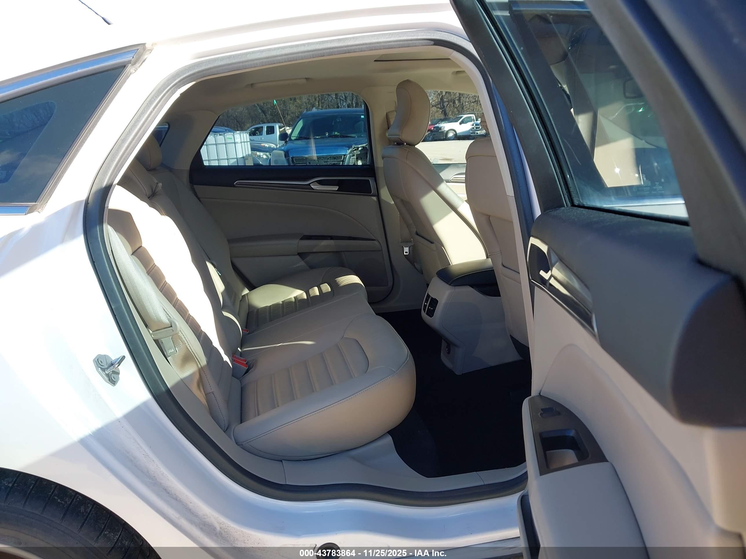 FORD FUSION image 8