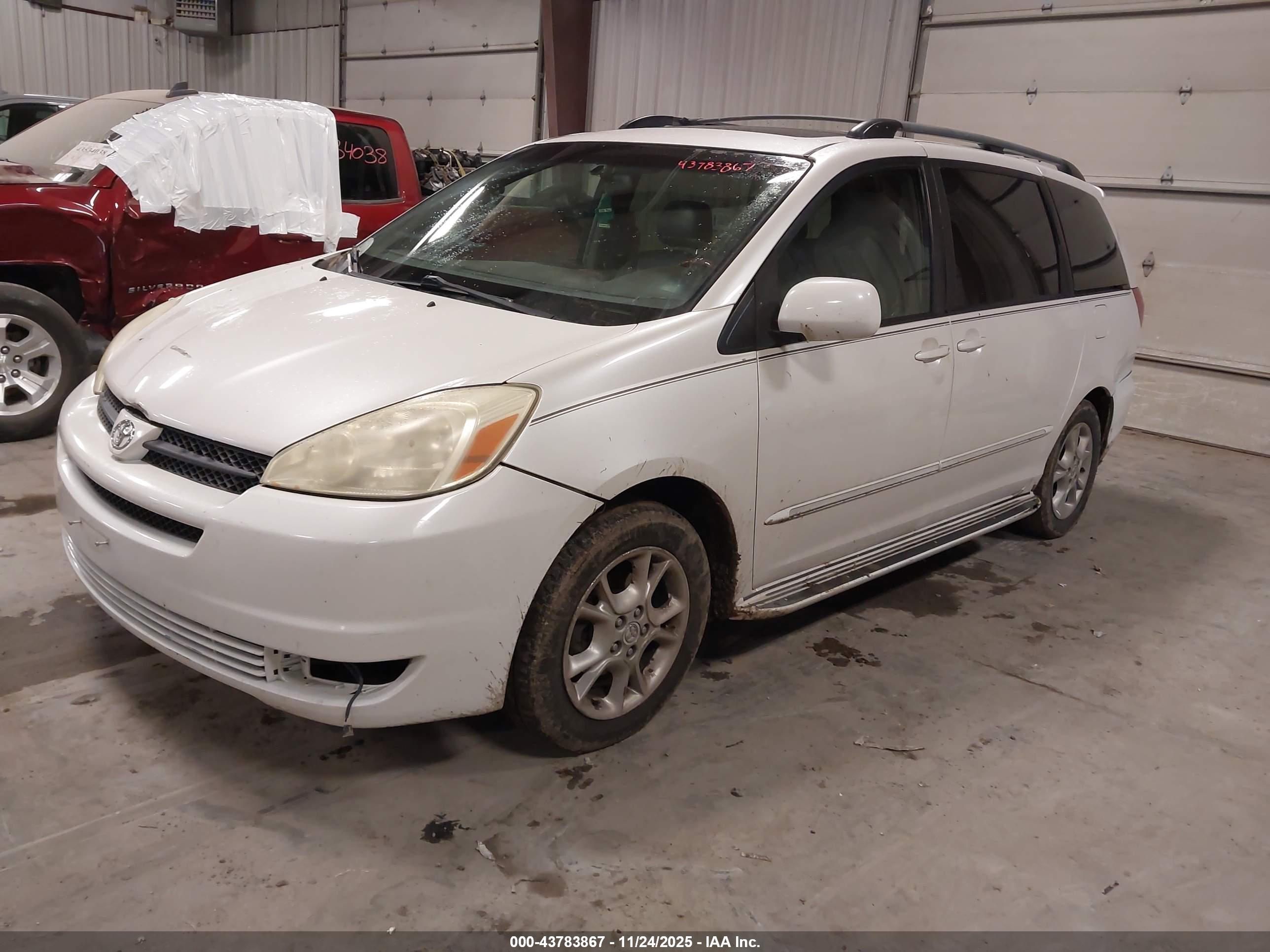 TOYOTA SIENNA image 2