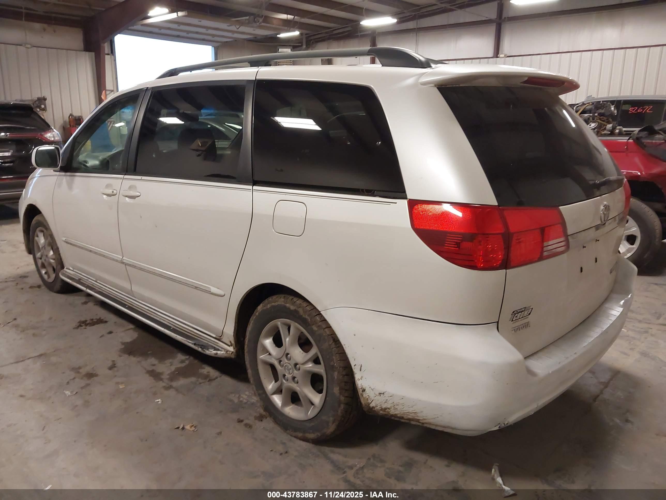 TOYOTA SIENNA image 3