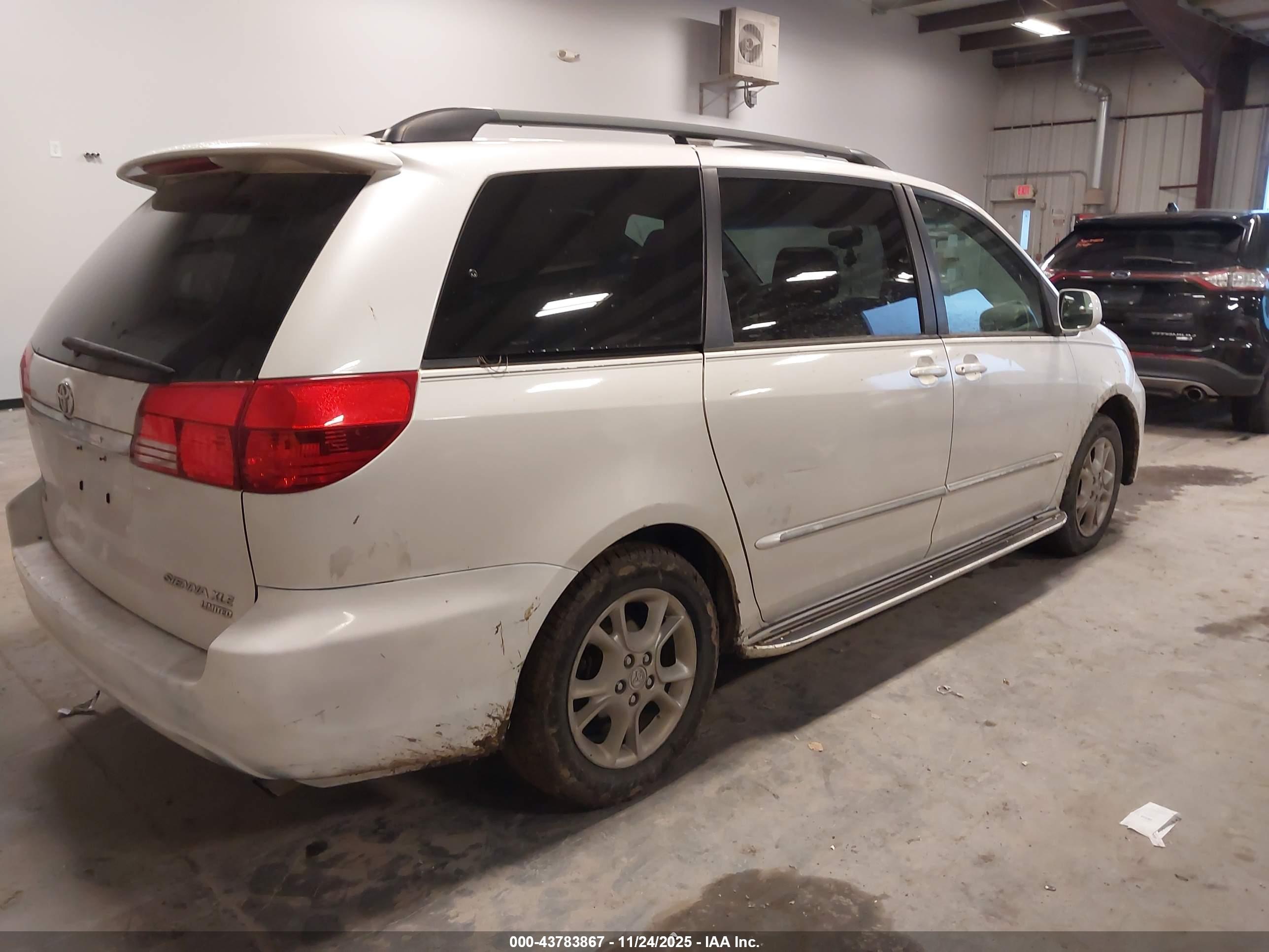 TOYOTA SIENNA image 4
