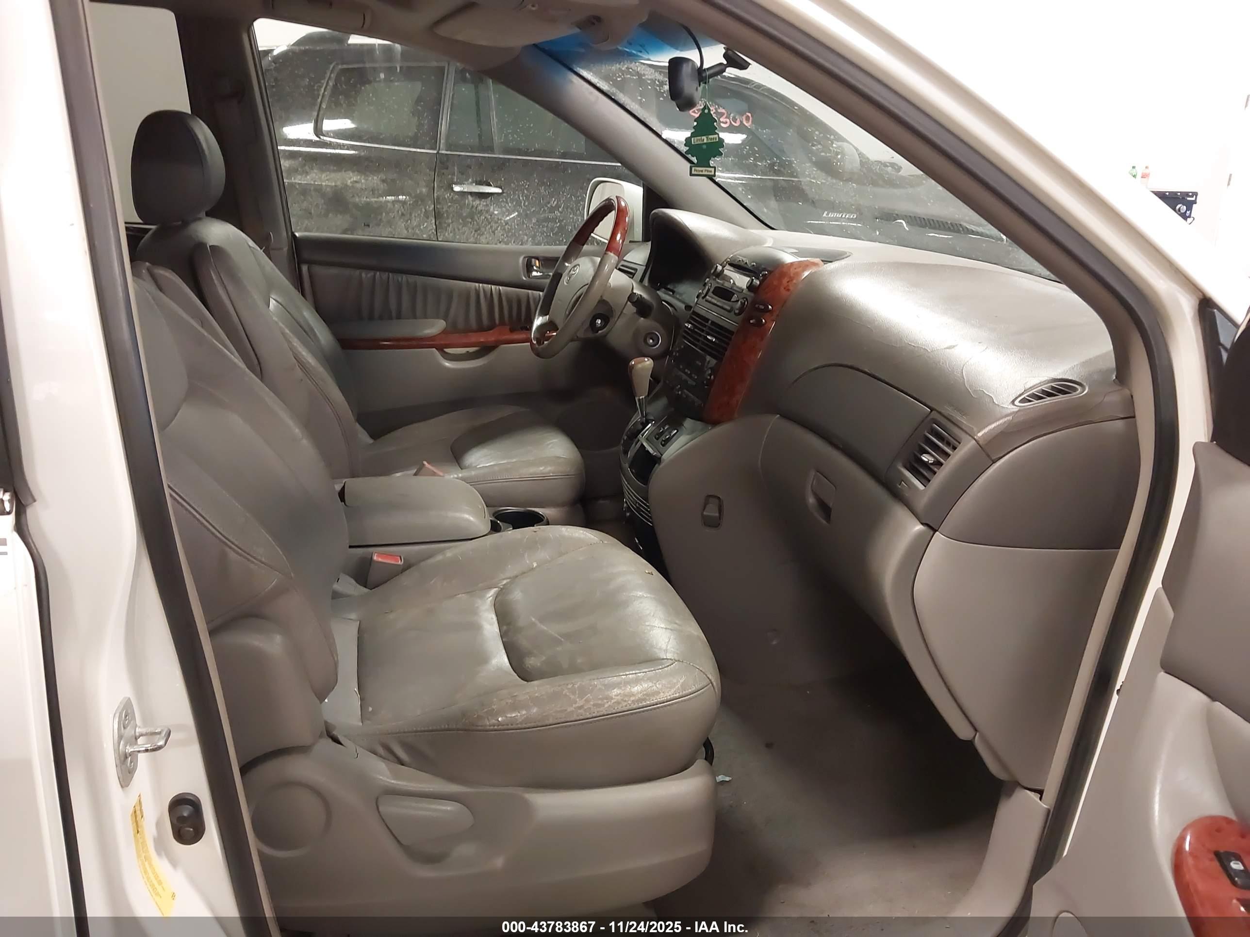 TOYOTA SIENNA image 5