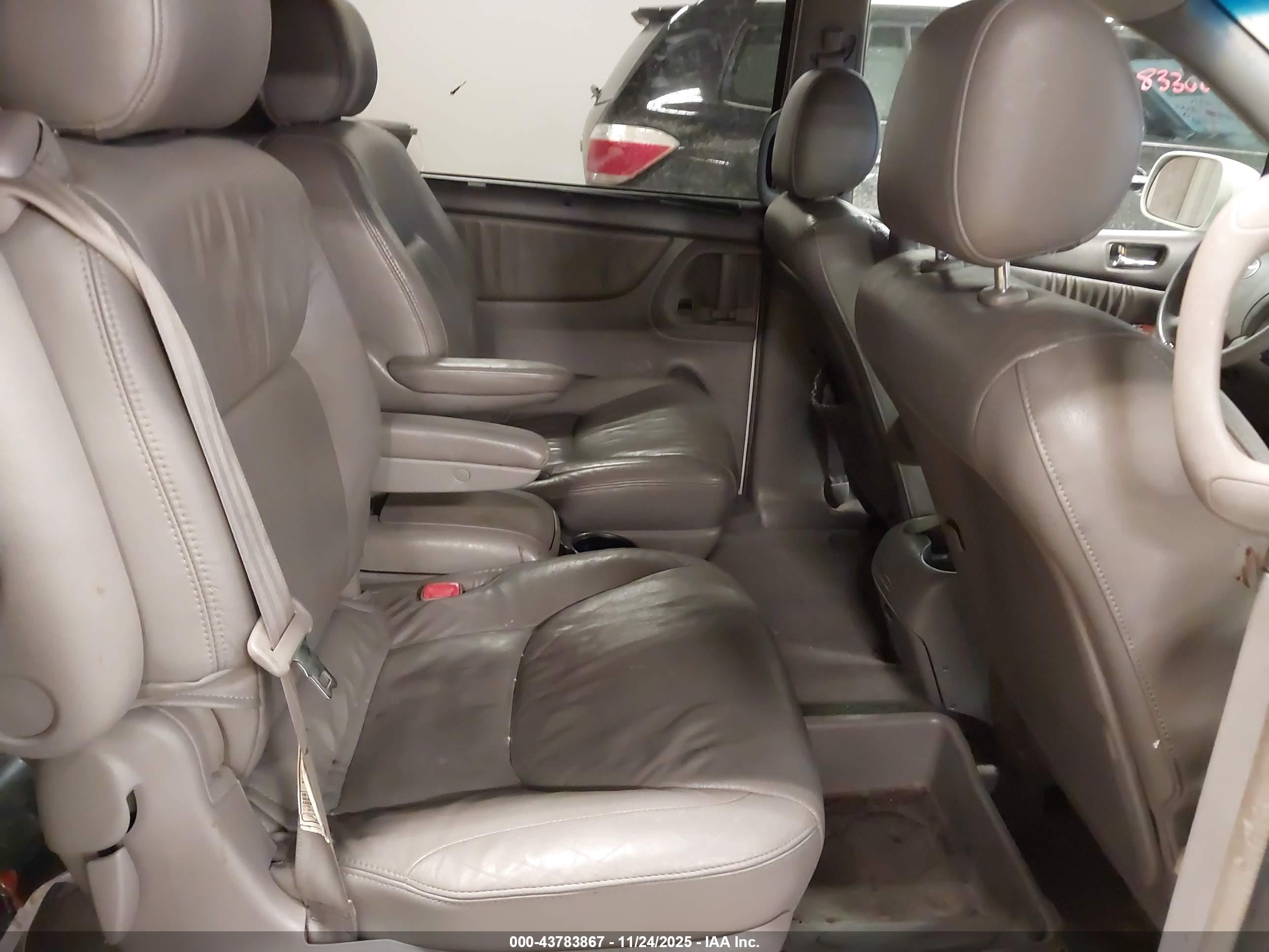TOYOTA SIENNA image 8