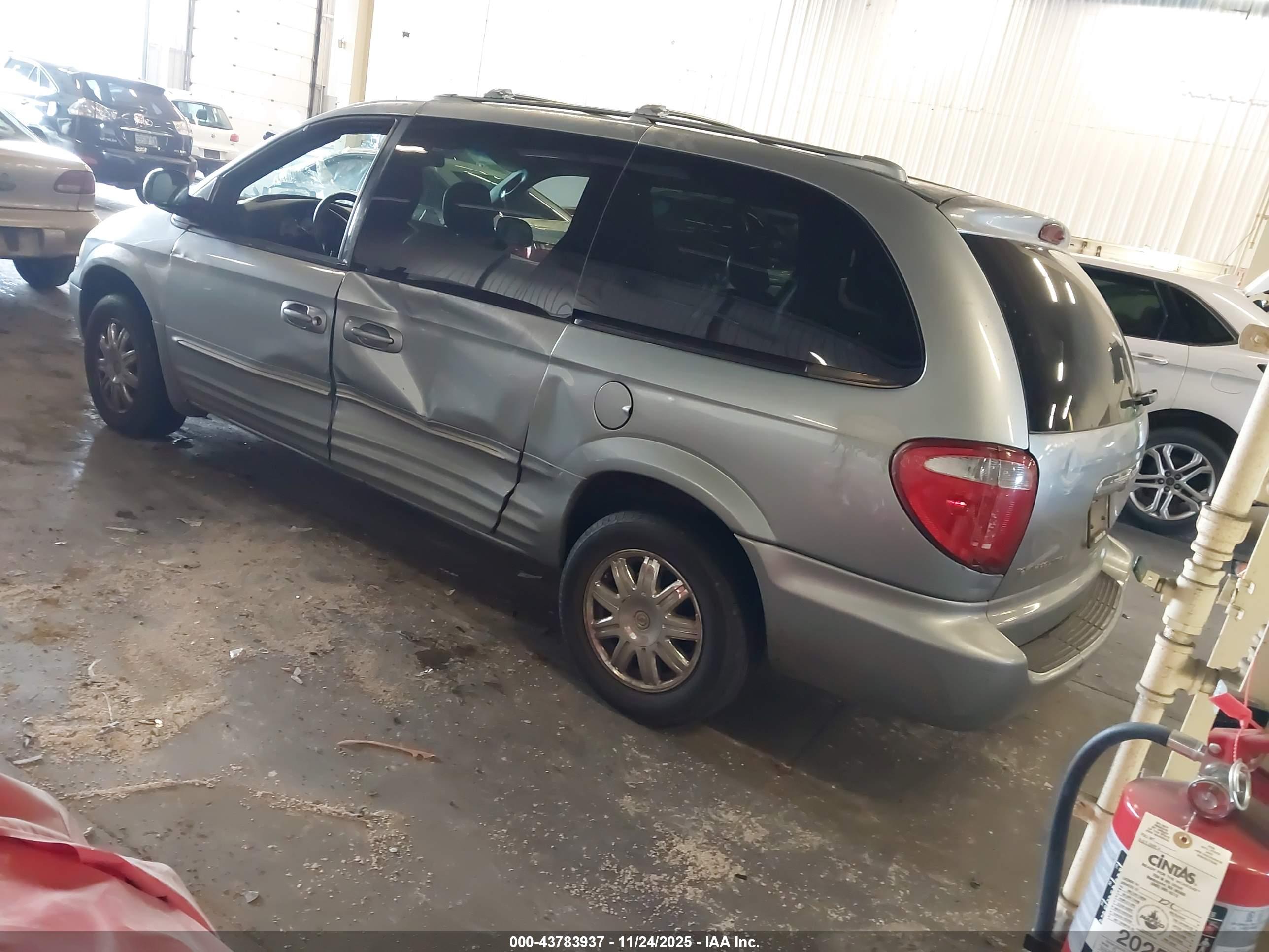 CHRYSLER TOWN image 3