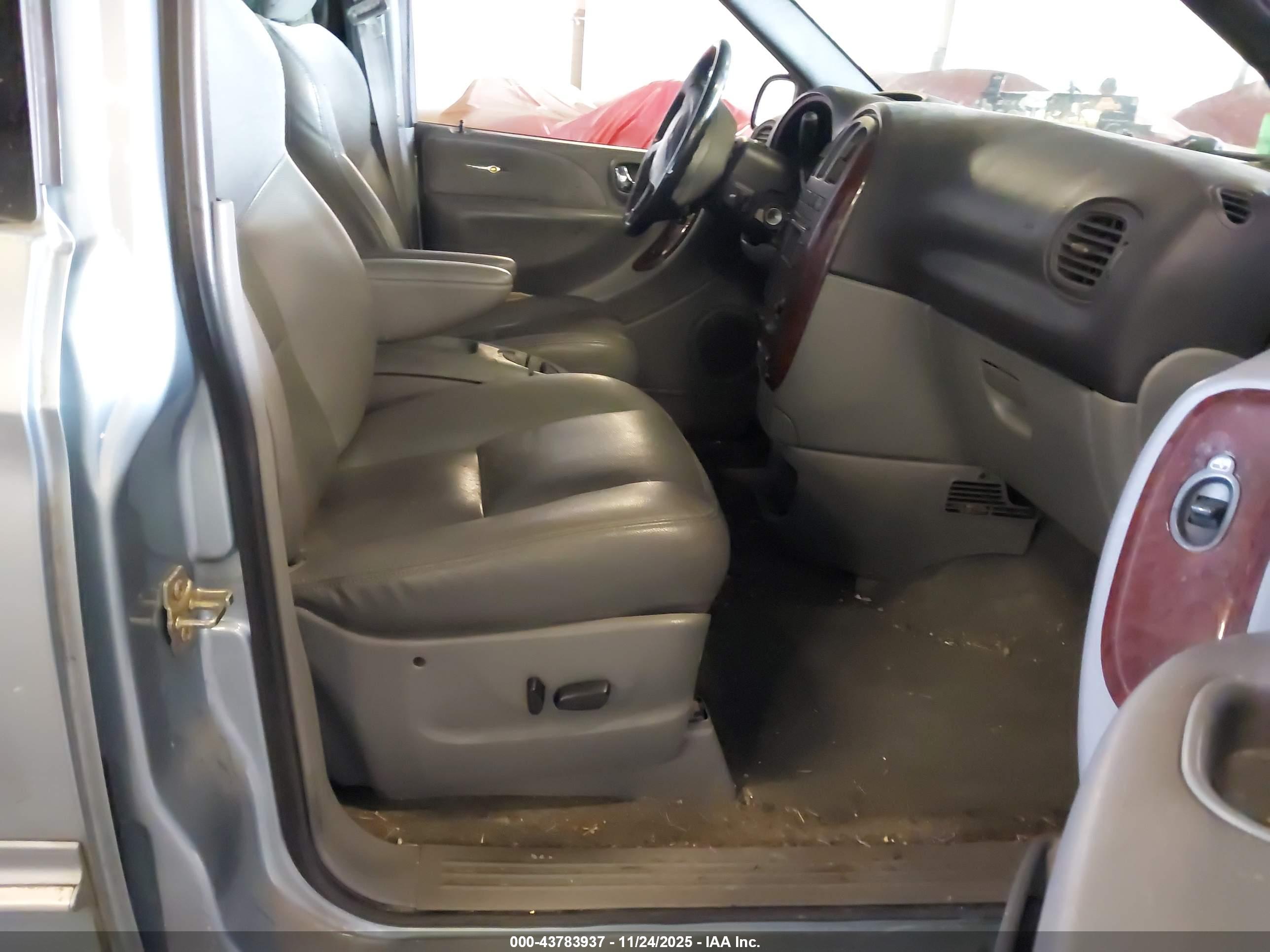 CHRYSLER TOWN image 5