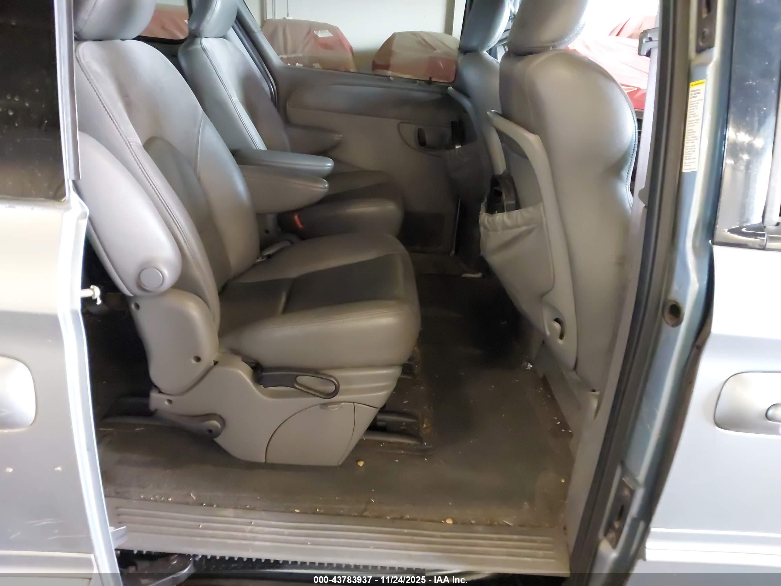 CHRYSLER TOWN image 8