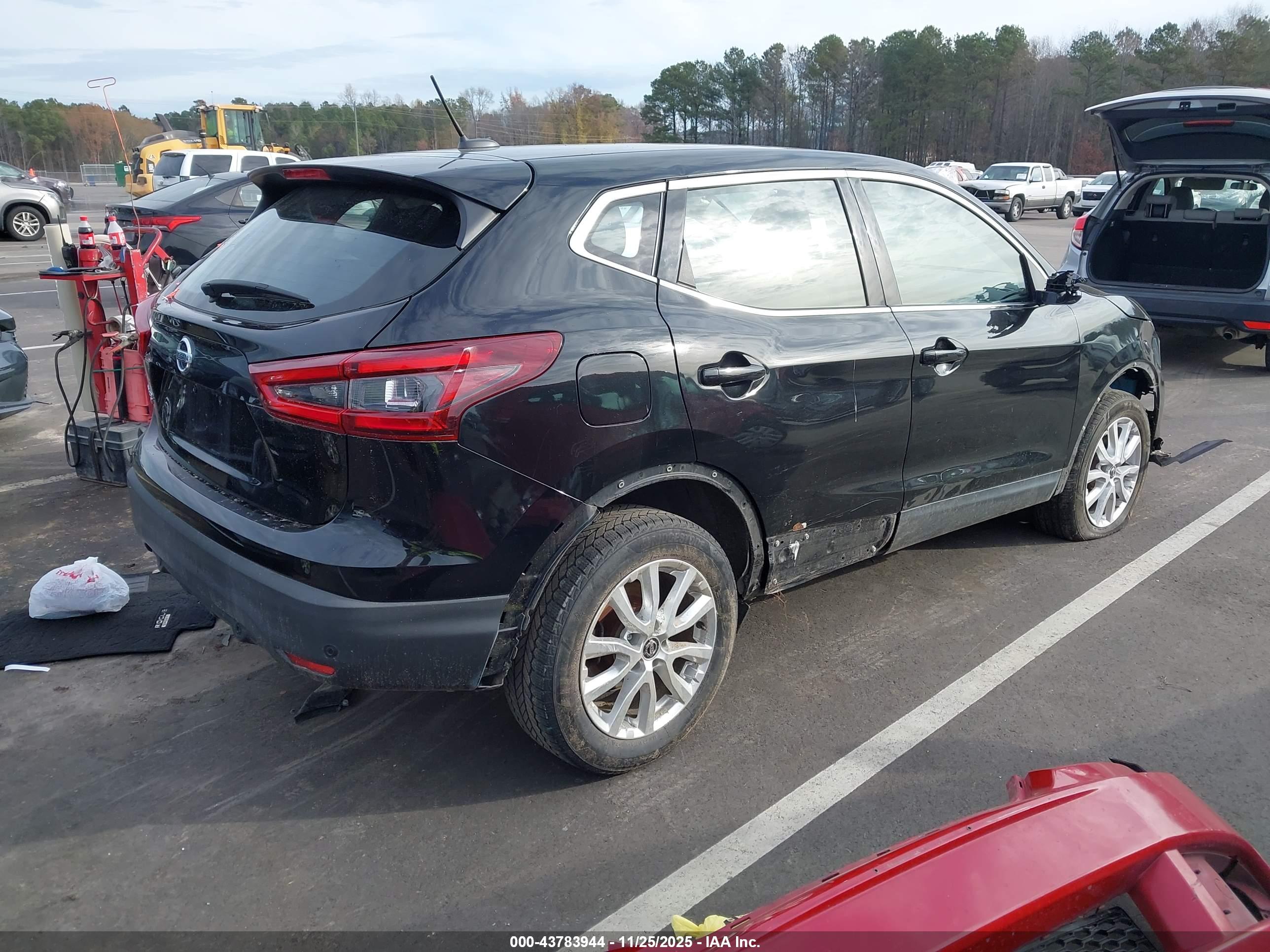 NISSAN ROGUE image 4